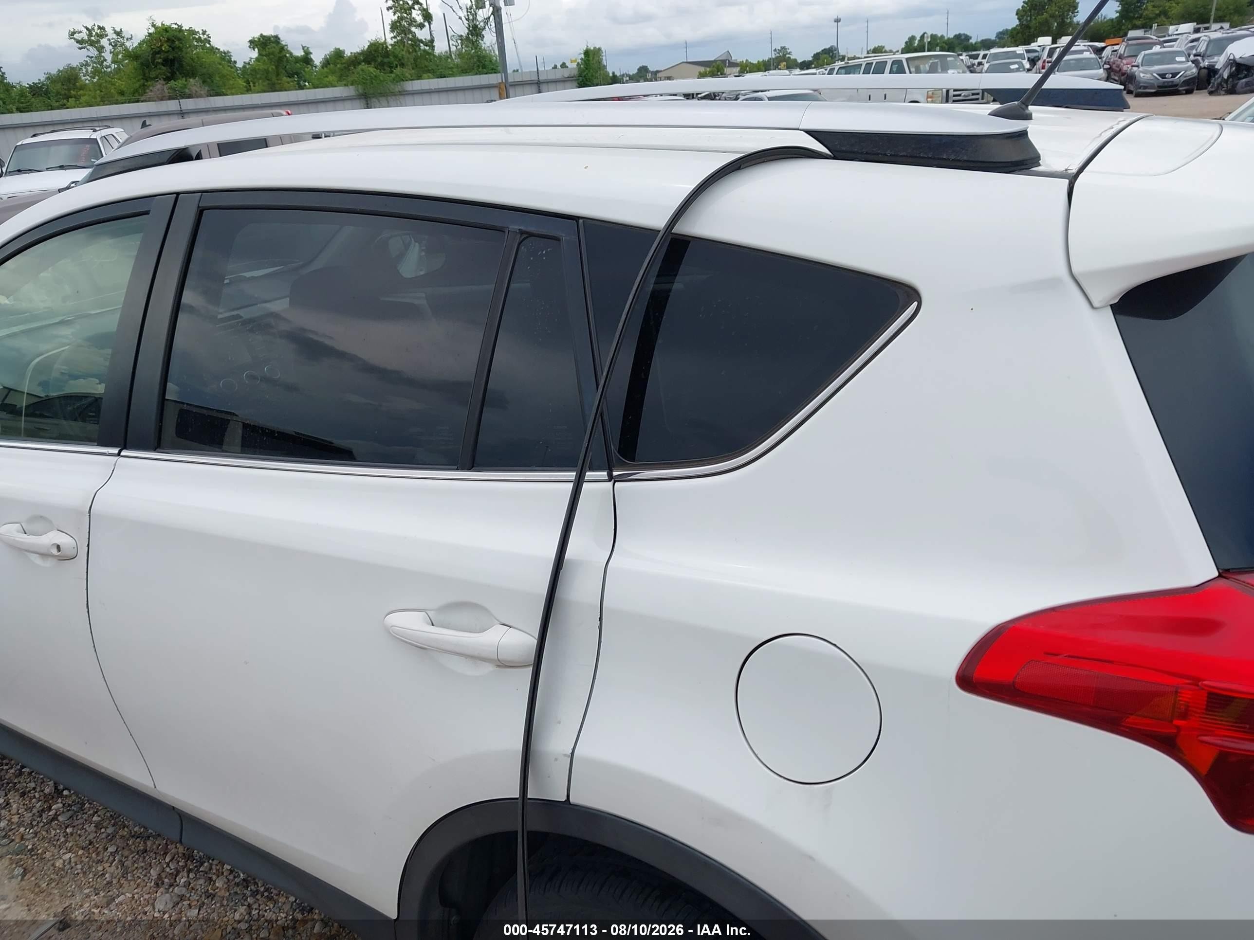 2015 Toyota Rav4 Le White vin: JTMZFREV0FJ051581