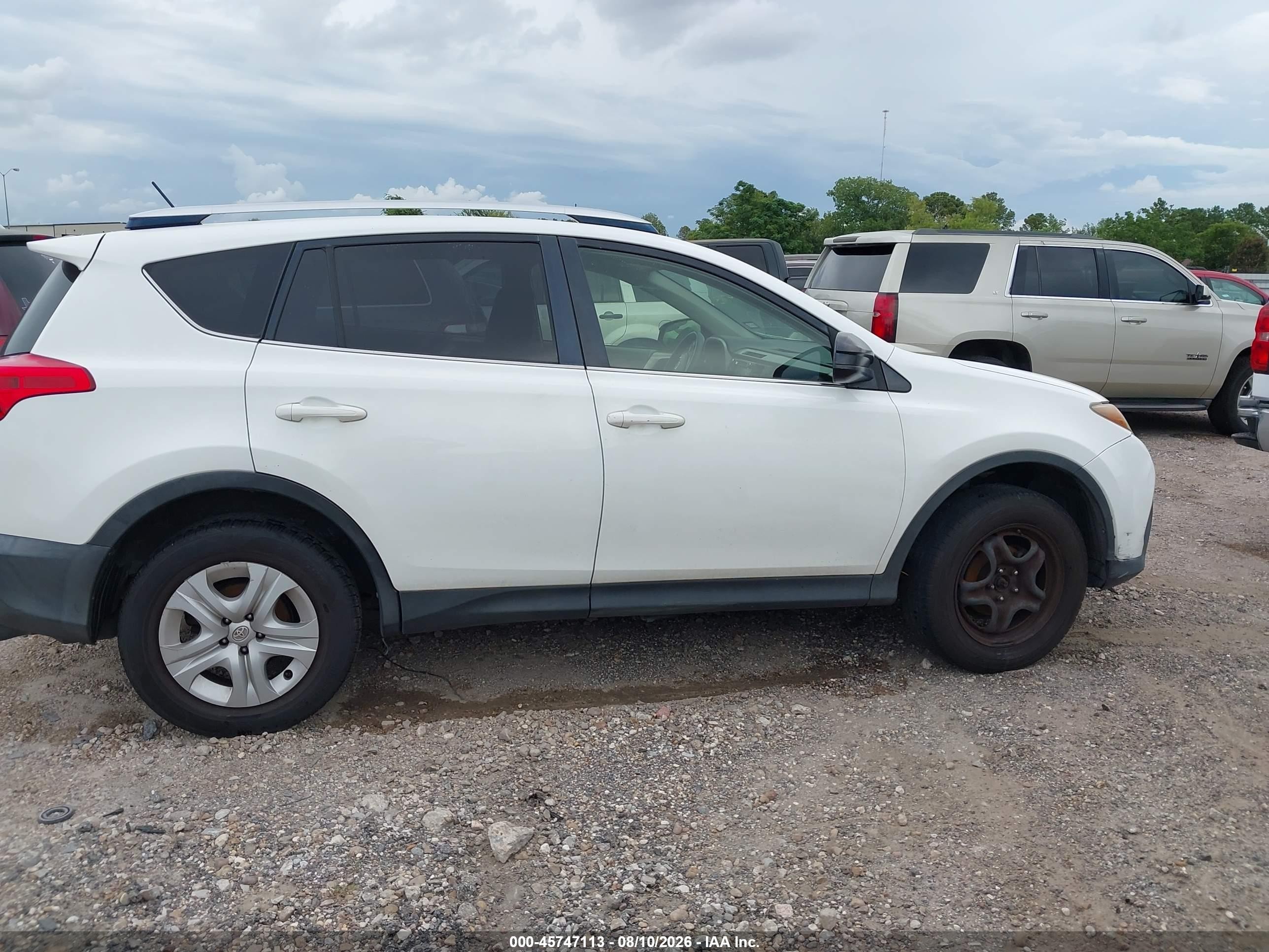 2015 Toyota Rav4 Le White vin: JTMZFREV0FJ051581