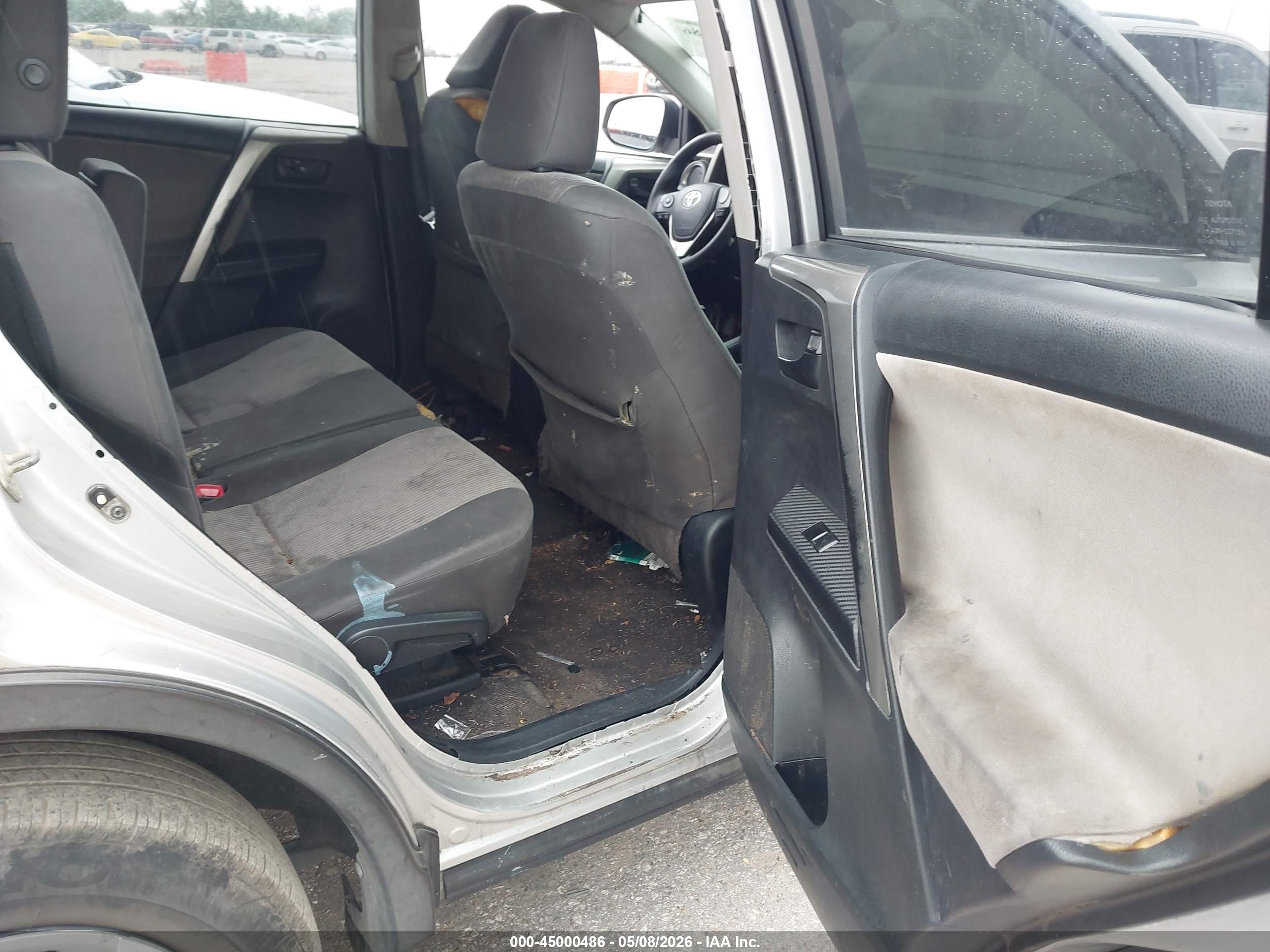 2014 Toyota Rav4 Le Silver vin: JTMZFREV1ED027688