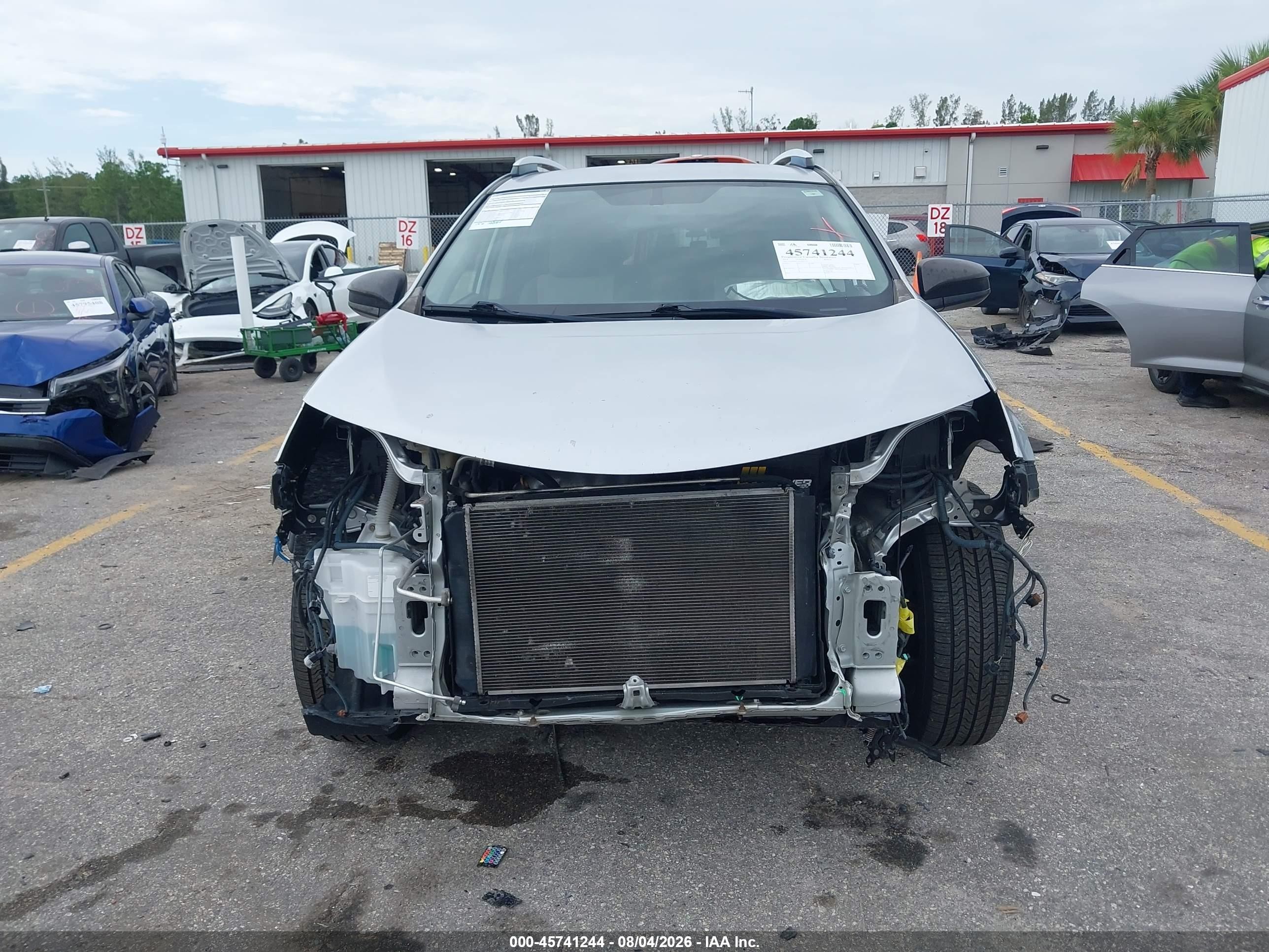 2014 Toyota Rav4 Le Silver vin: JTMZFREV1EJ003537