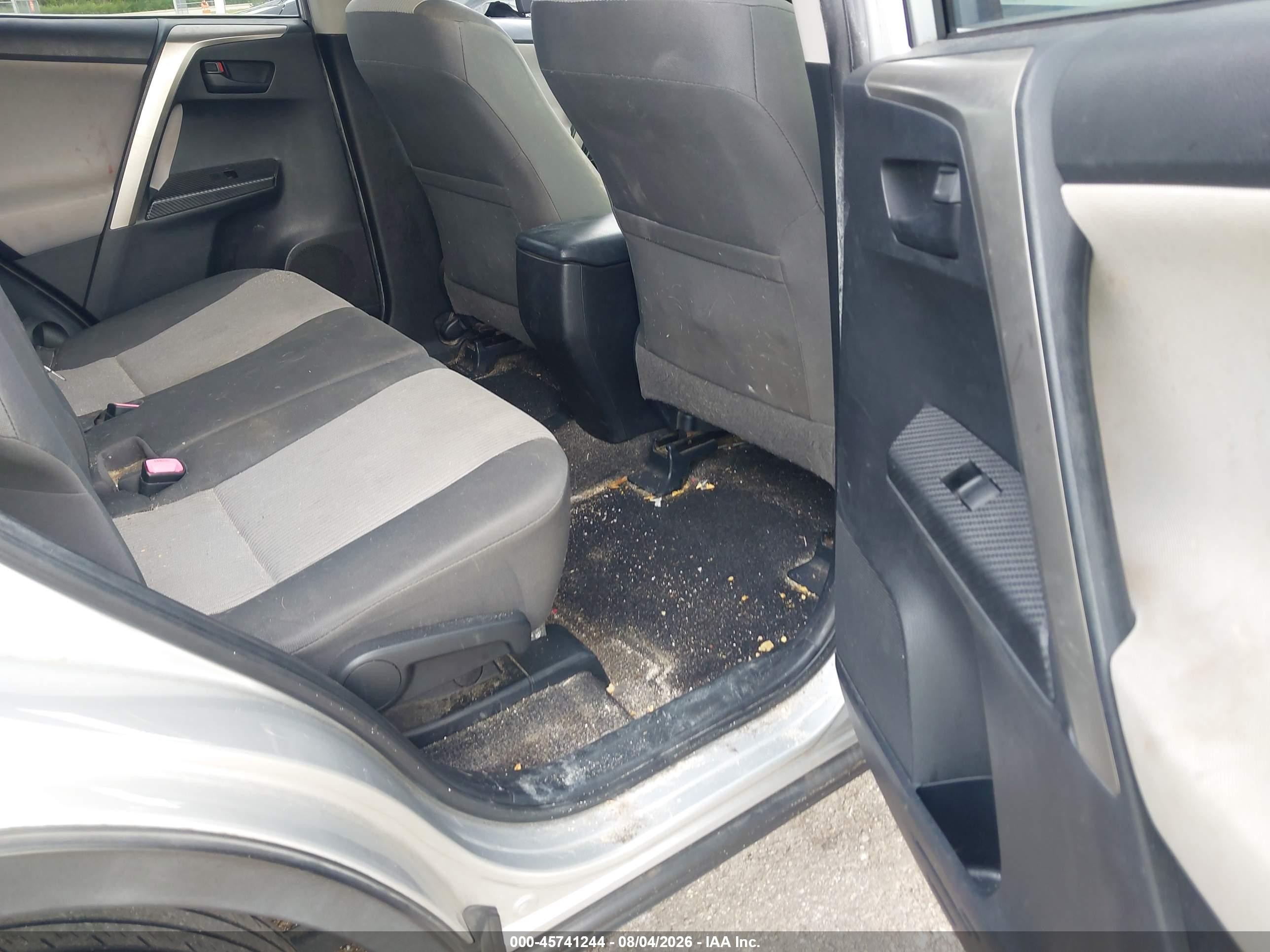 2014 Toyota Rav4 Le Silver vin: JTMZFREV1EJ003537