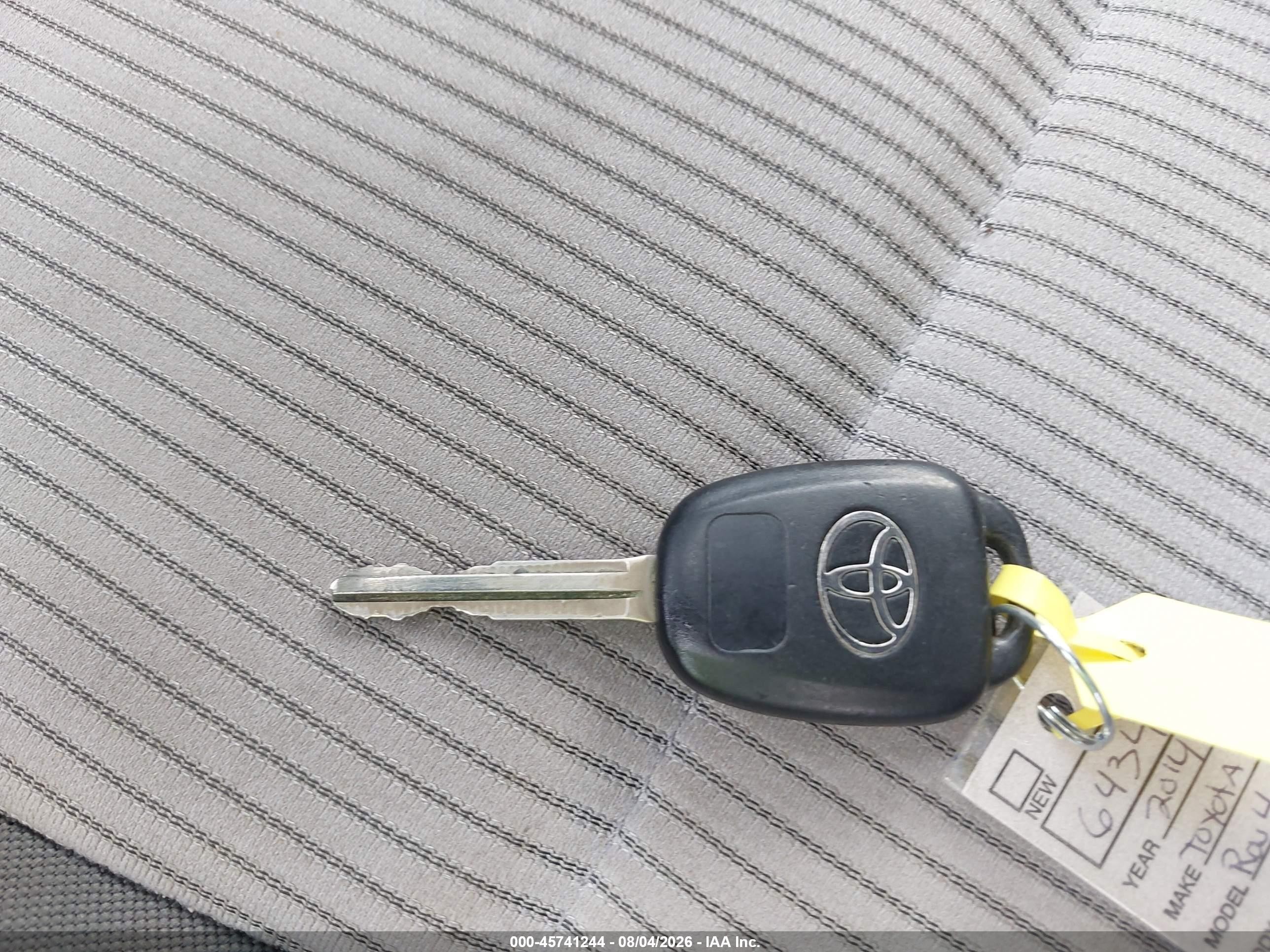 2014 Toyota Rav4 Le Silver vin: JTMZFREV1EJ003537