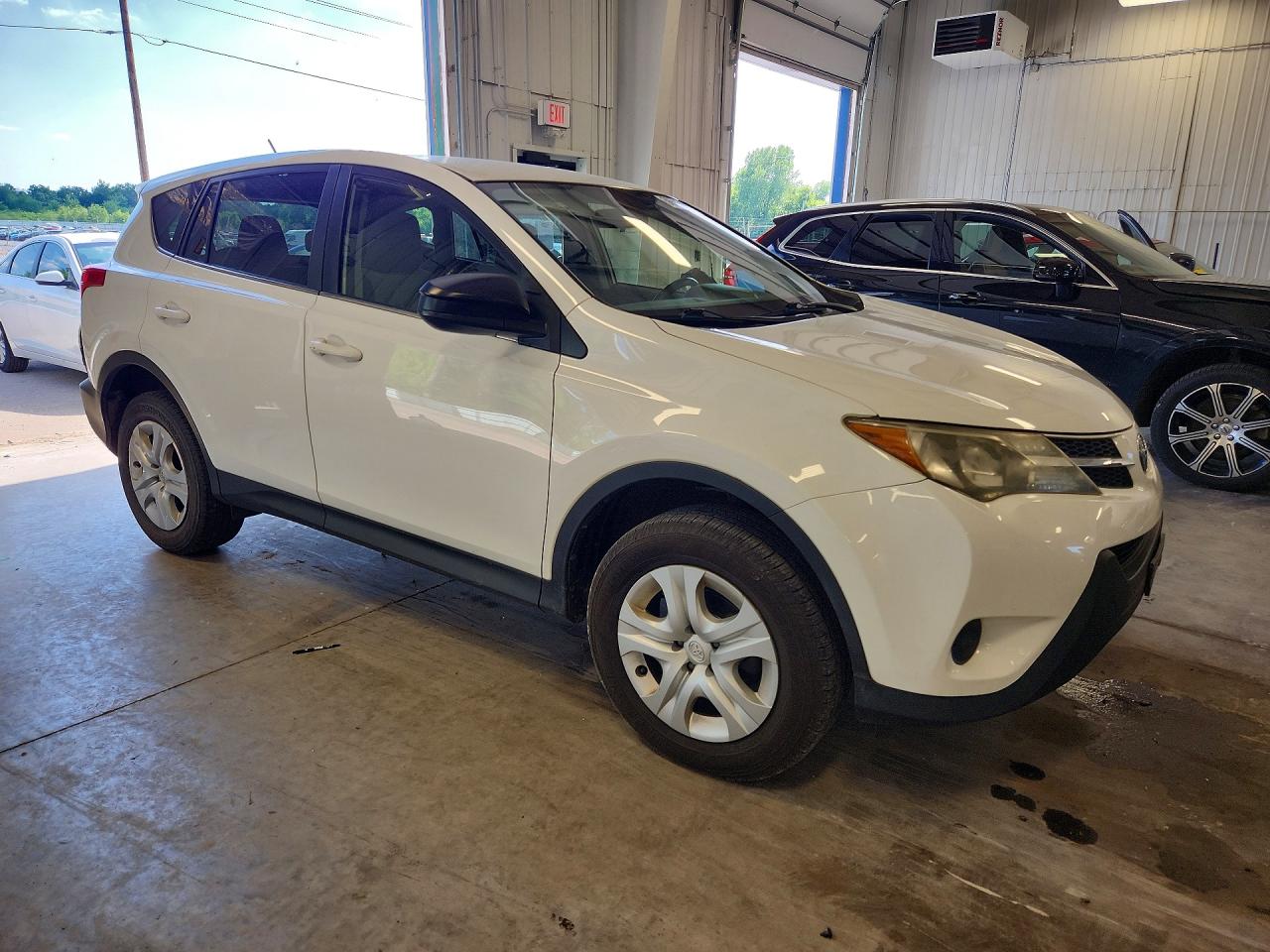 2014 Toyota Rav4 Le White vin: JTMZFREV1EJ004591
