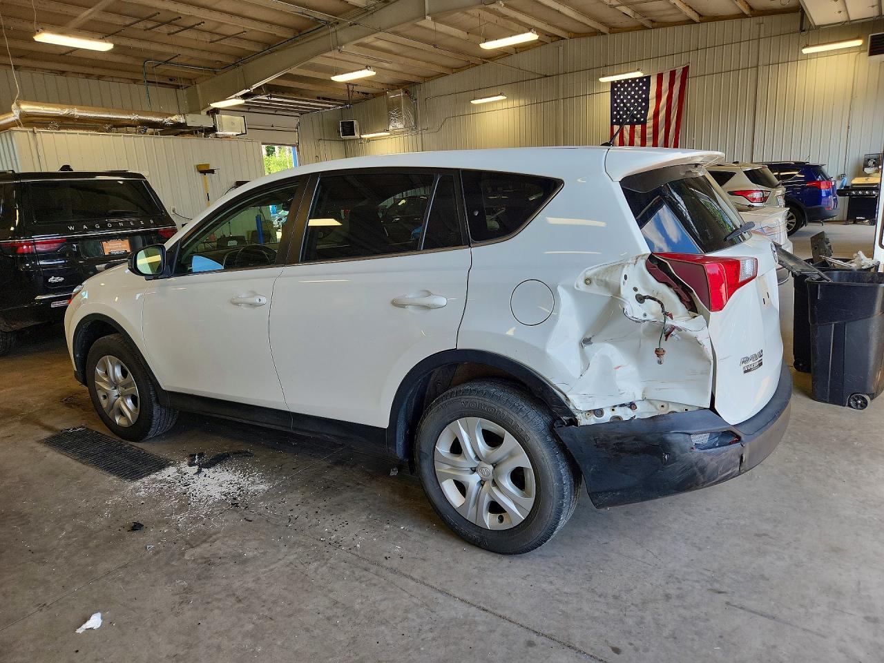 2014 Toyota Rav4 Le White vin: JTMZFREV1EJ004591