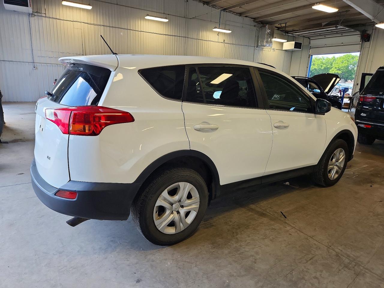 2014 Toyota Rav4 Le White vin: JTMZFREV1EJ004591