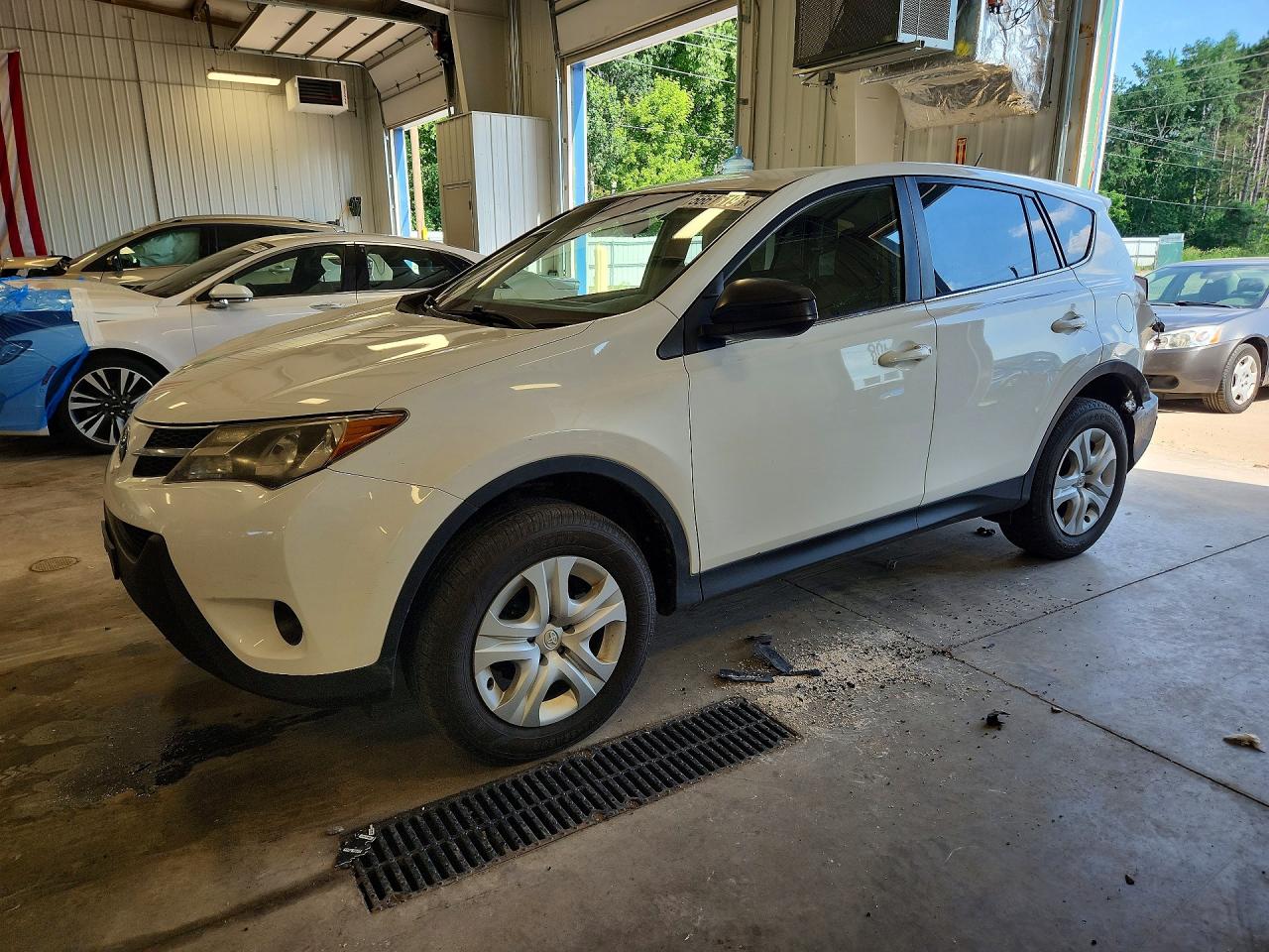 2014 Toyota Rav4 Le White vin: JTMZFREV1EJ004591
