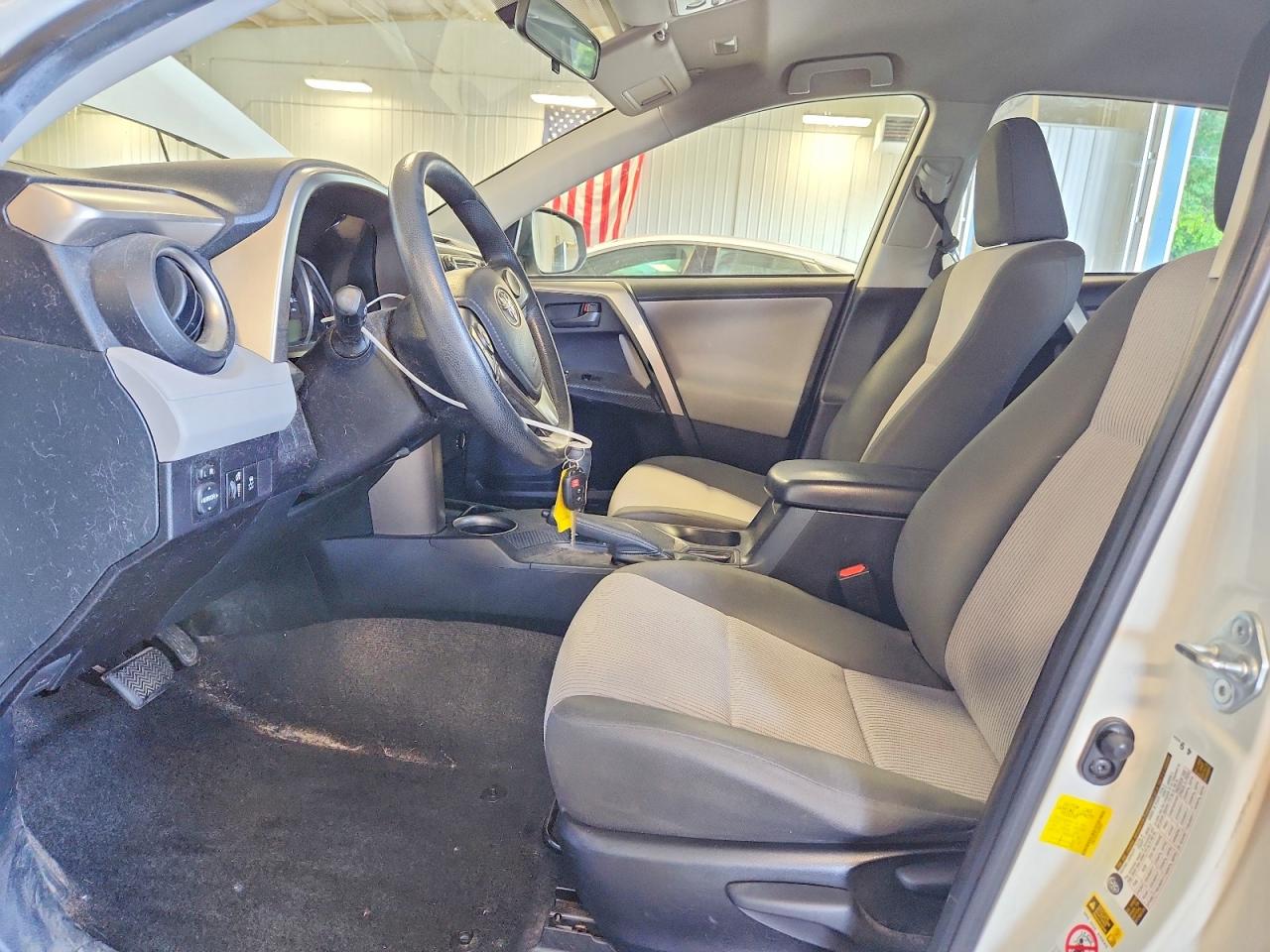 2014 Toyota Rav4 Le White vin: JTMZFREV1EJ004591