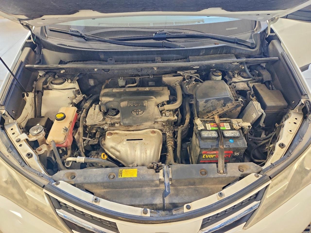 2014 Toyota Rav4 Le White vin: JTMZFREV1EJ004591