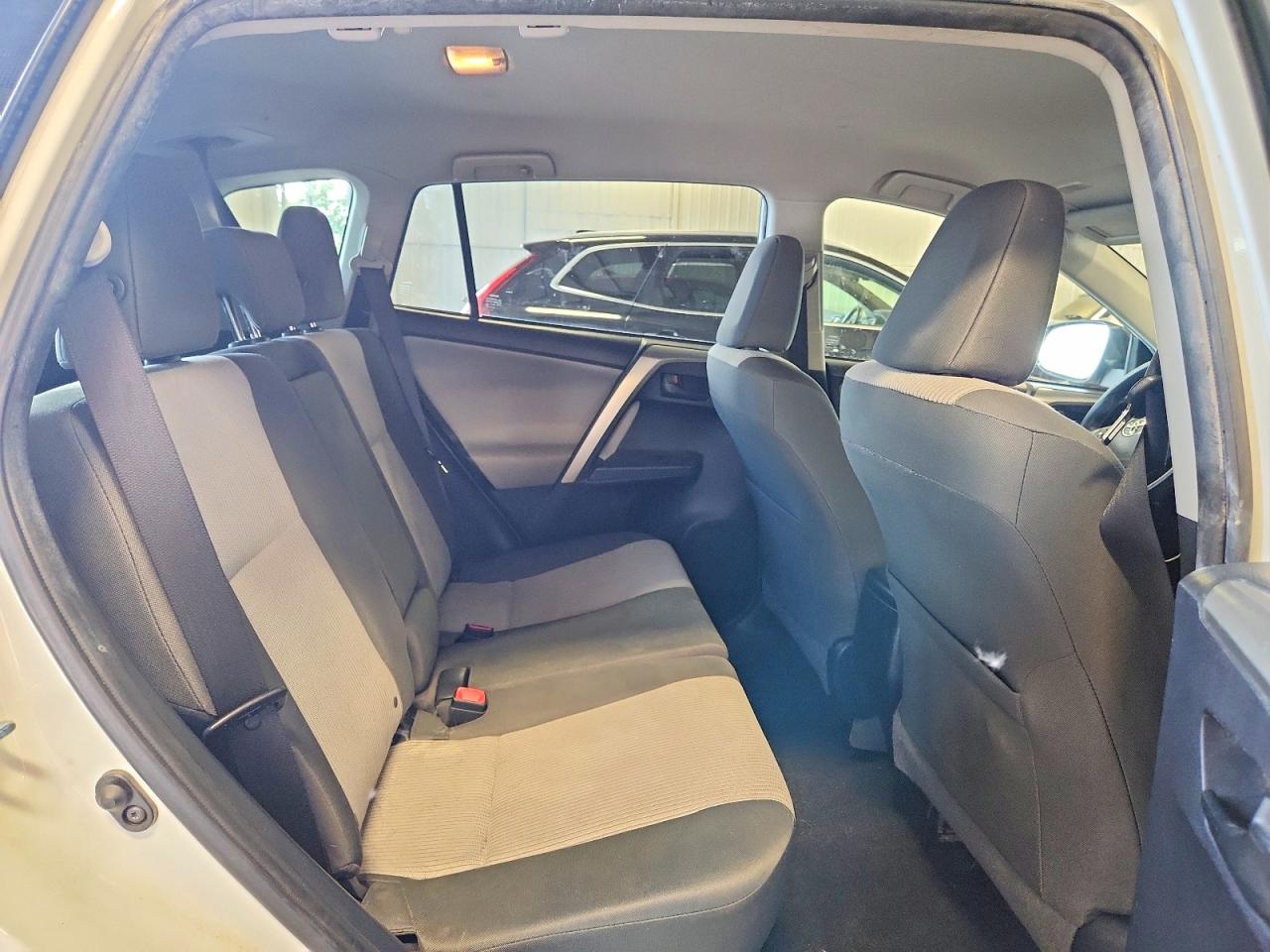 2014 Toyota Rav4 Le White vin: JTMZFREV1EJ004591