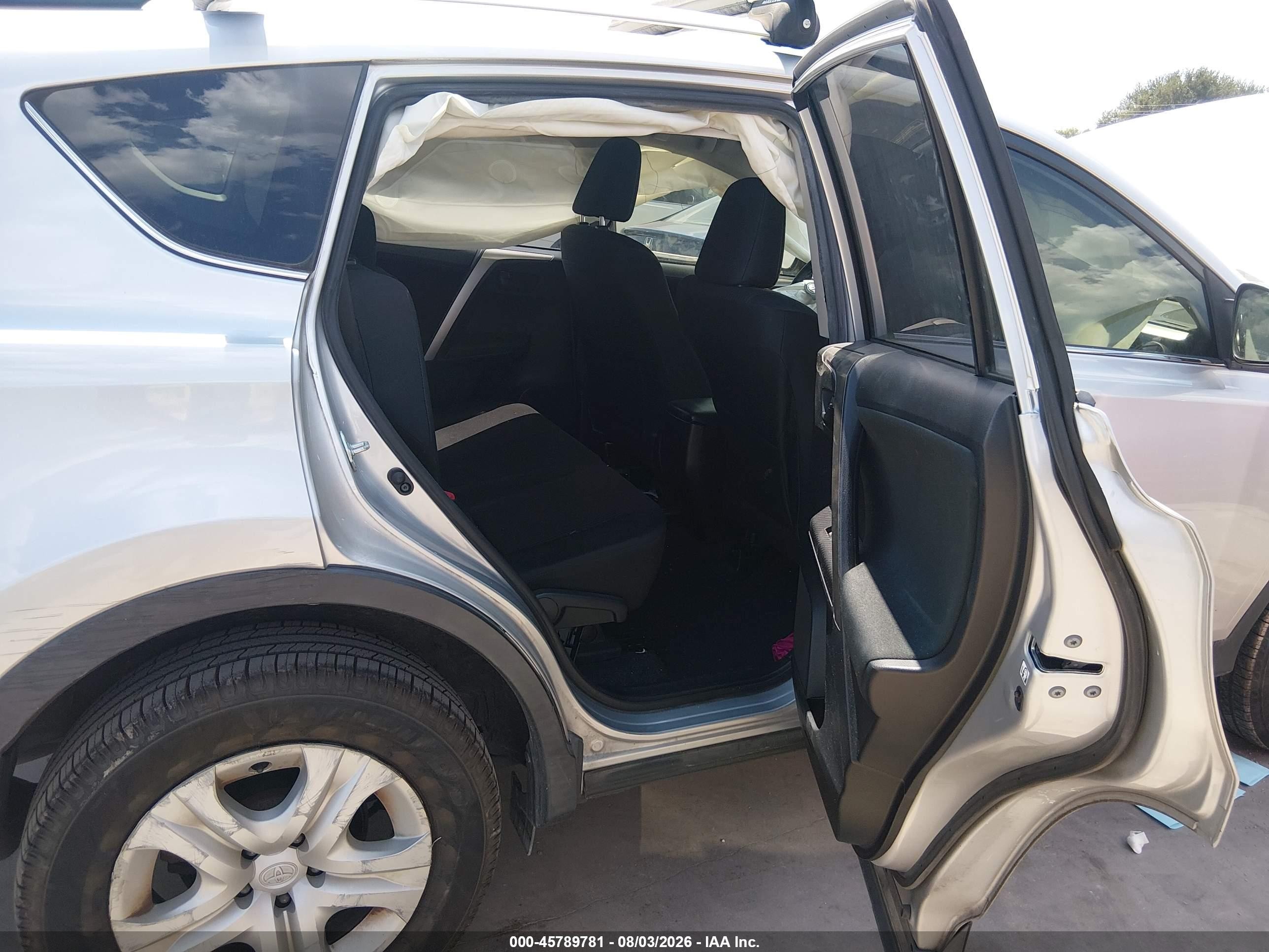2015 Toyota Rav4 Le Silver vin: JTMZFREV1FJ053792