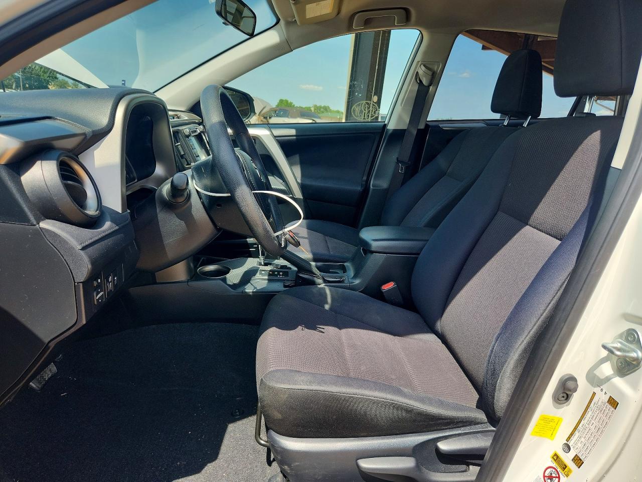 2015 Toyota Rav4 Le White vin: JTMZFREV1FJ059141