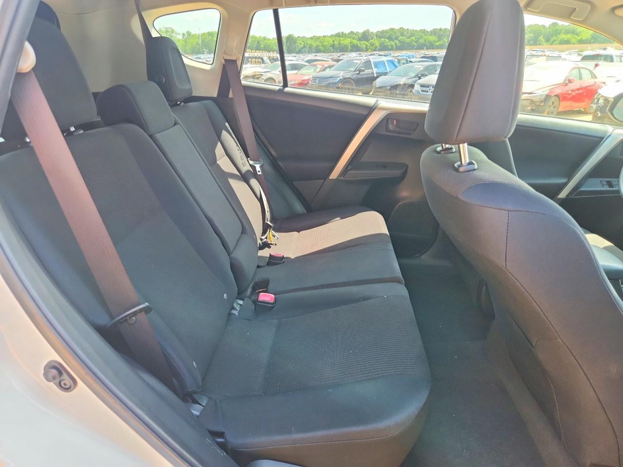 2015 Toyota Rav4 Le White vin: JTMZFREV1FJ059141