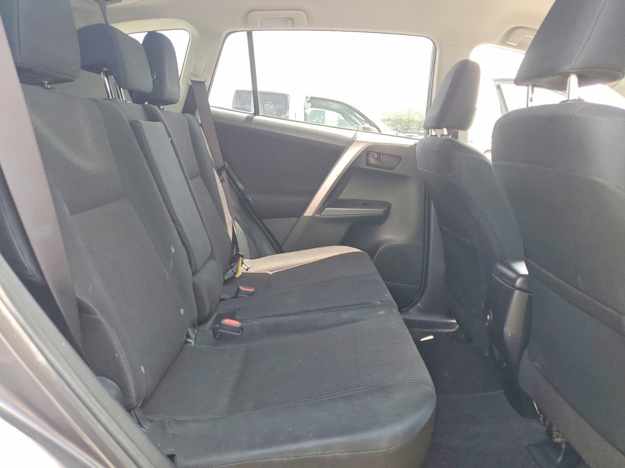 2018 Toyota Rav4 Le Gray vin: JTMZFREV1JJ730784