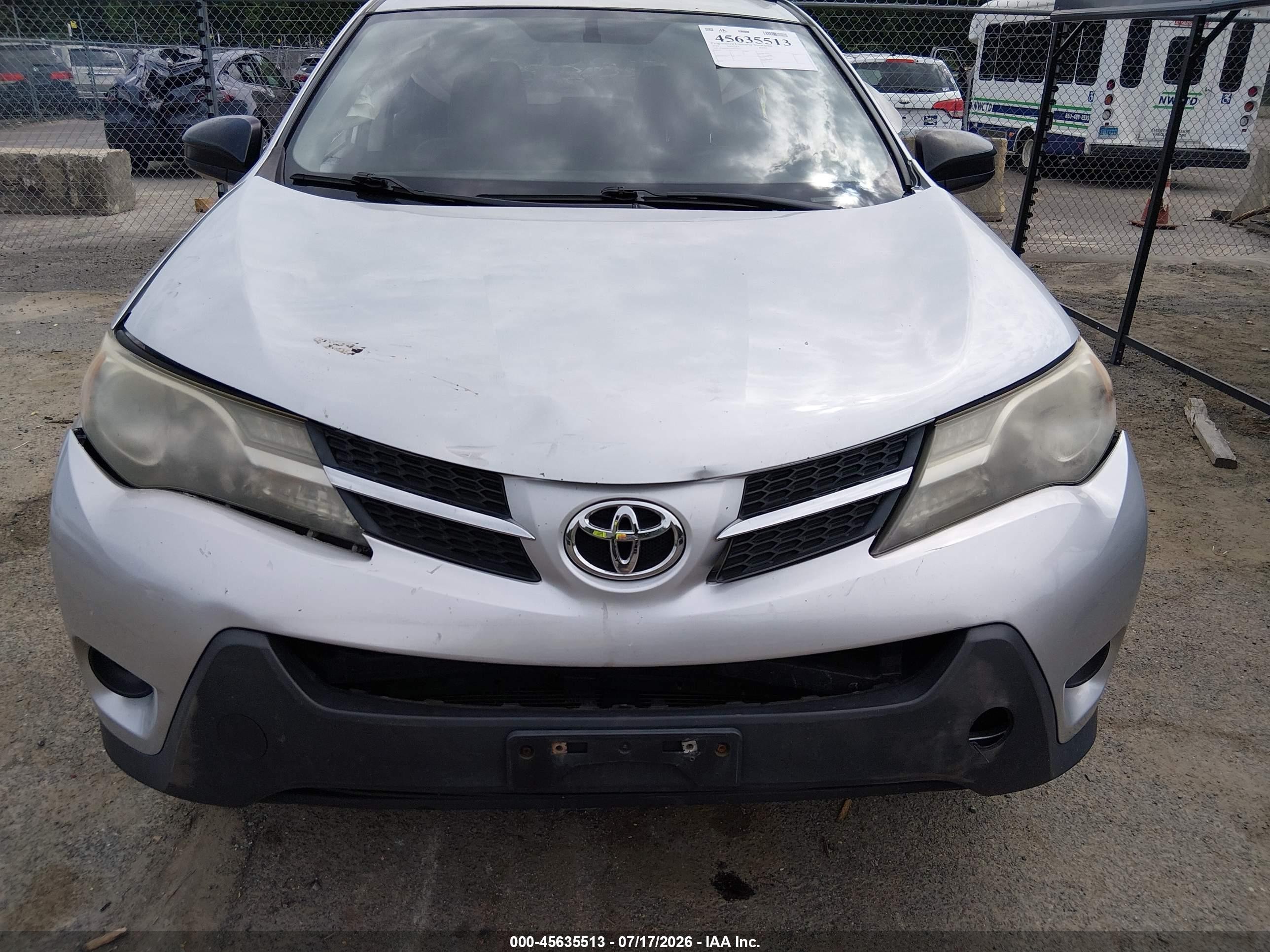 2014 Toyota Rav4 Le Silver vin: JTMZFREV2ED030387