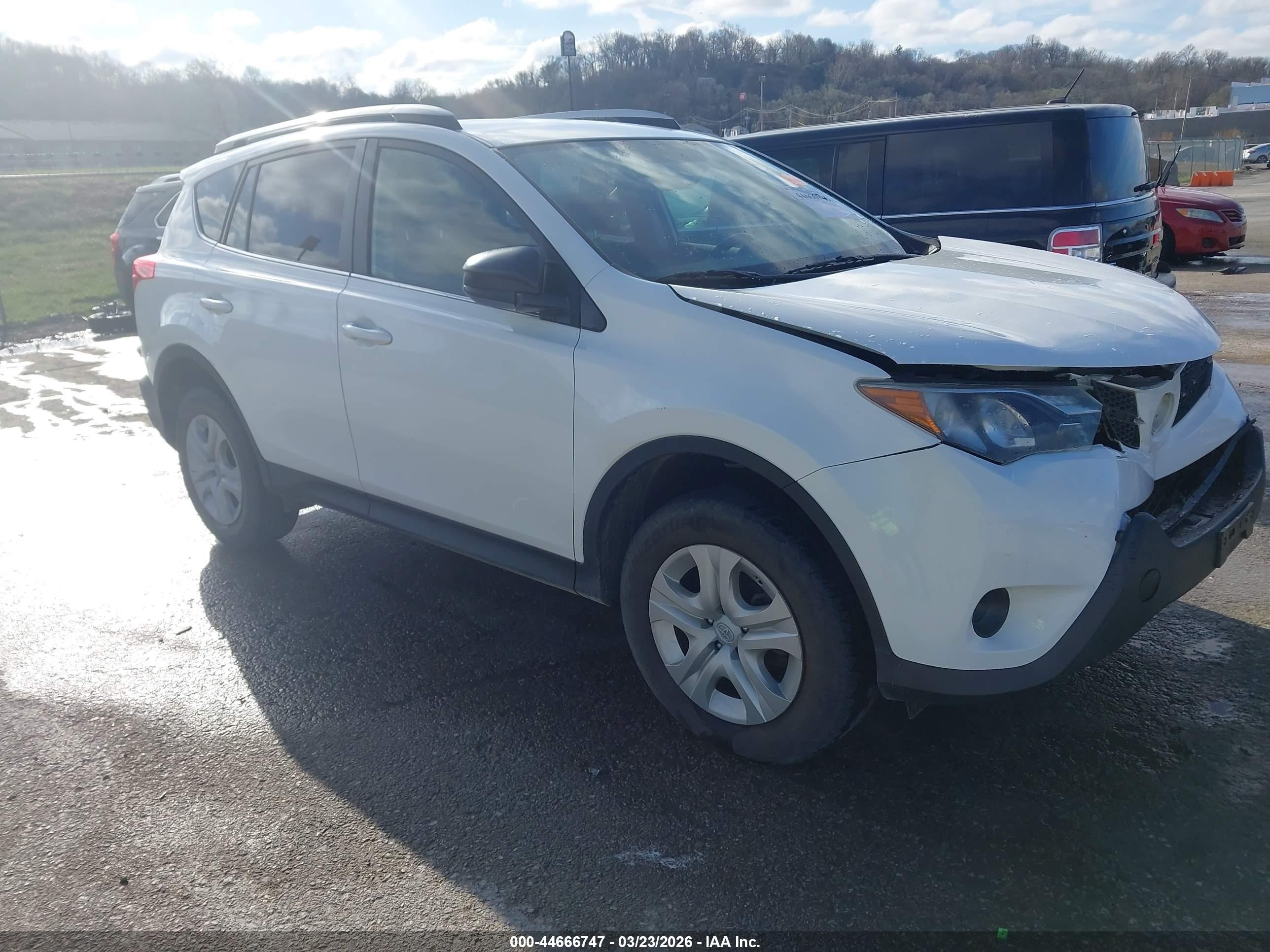 2014 Toyota Rav4 Le White vin: JTMZFREV2EJ018970