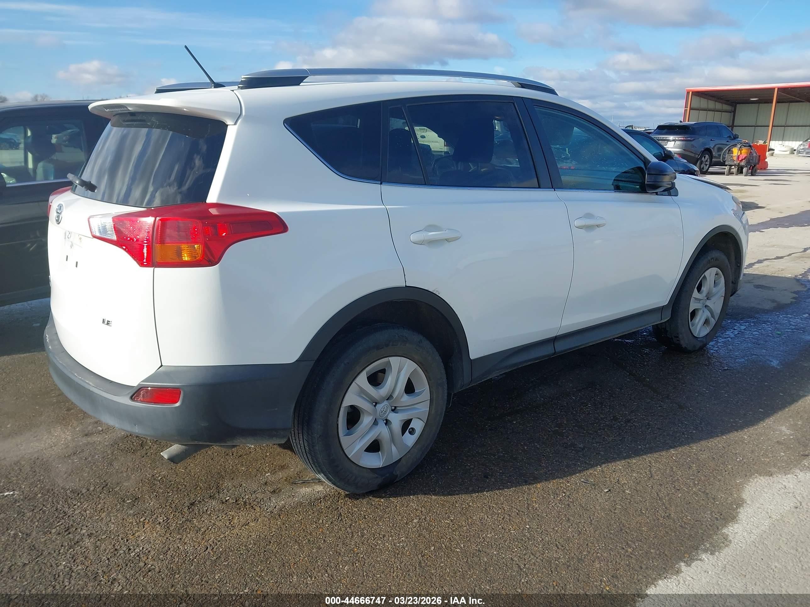 2014 Toyota Rav4 Le White vin: JTMZFREV2EJ018970