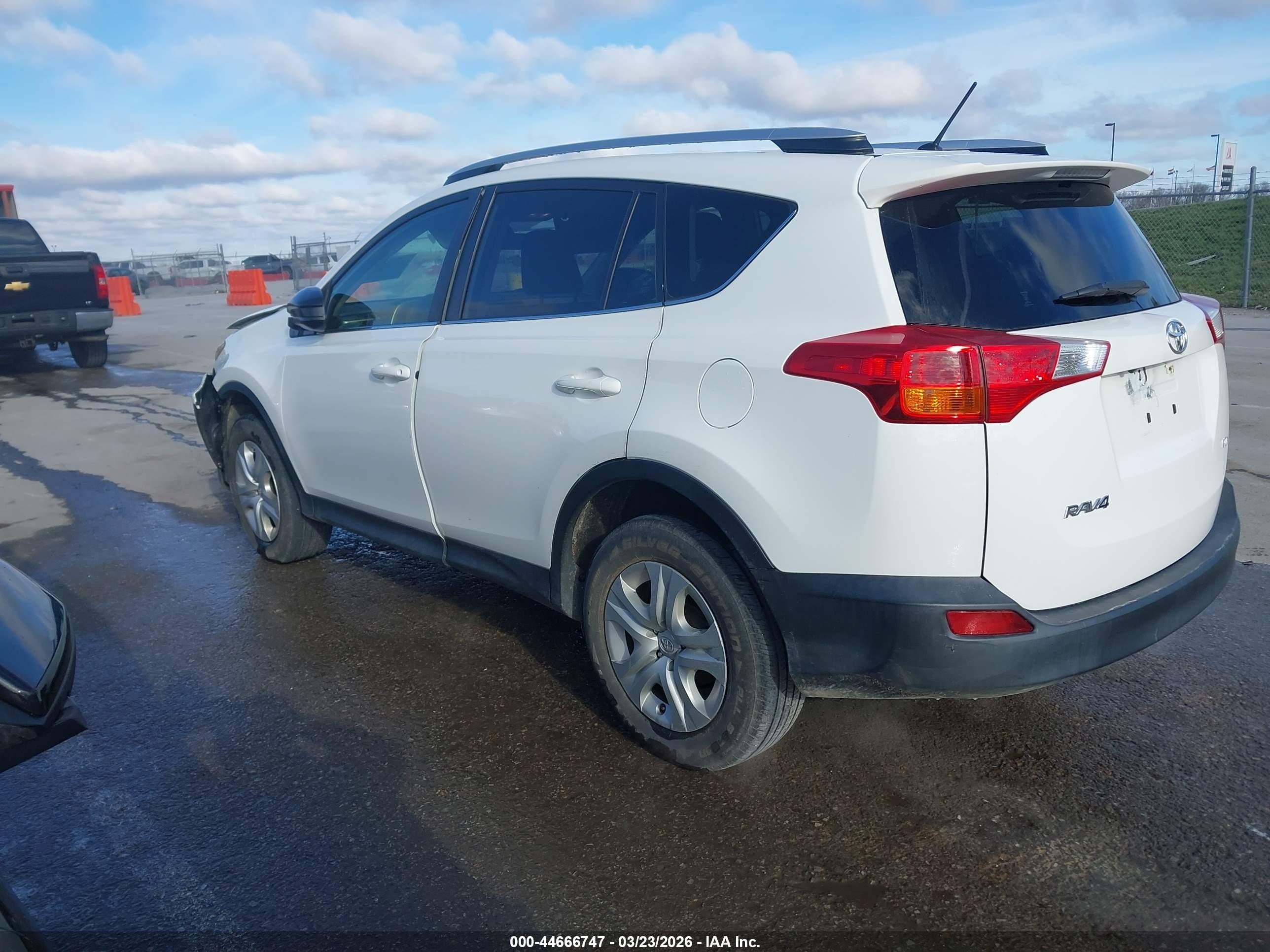 2014 Toyota Rav4 Le White vin: JTMZFREV2EJ018970