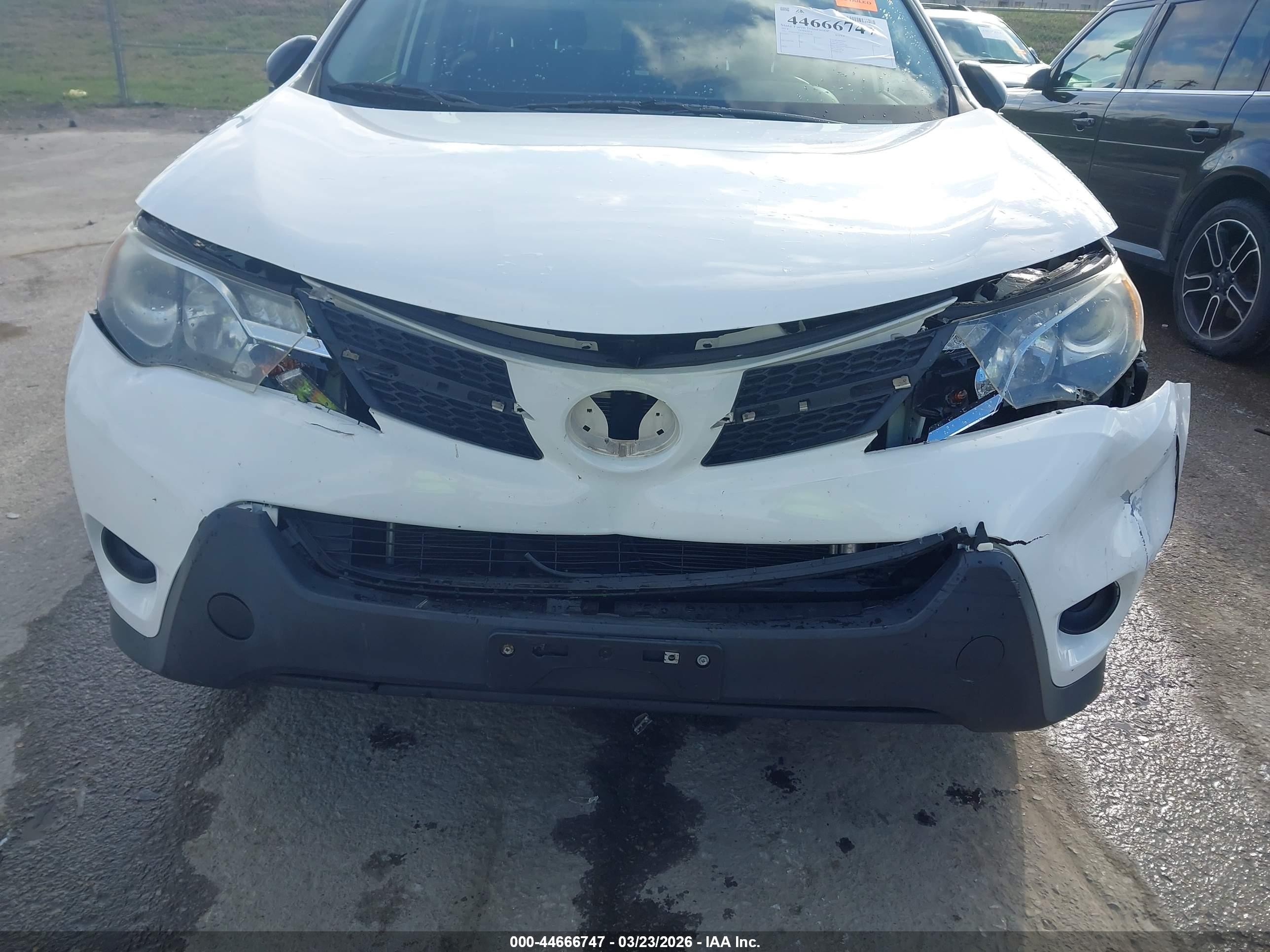 2014 Toyota Rav4 Le White vin: JTMZFREV2EJ018970