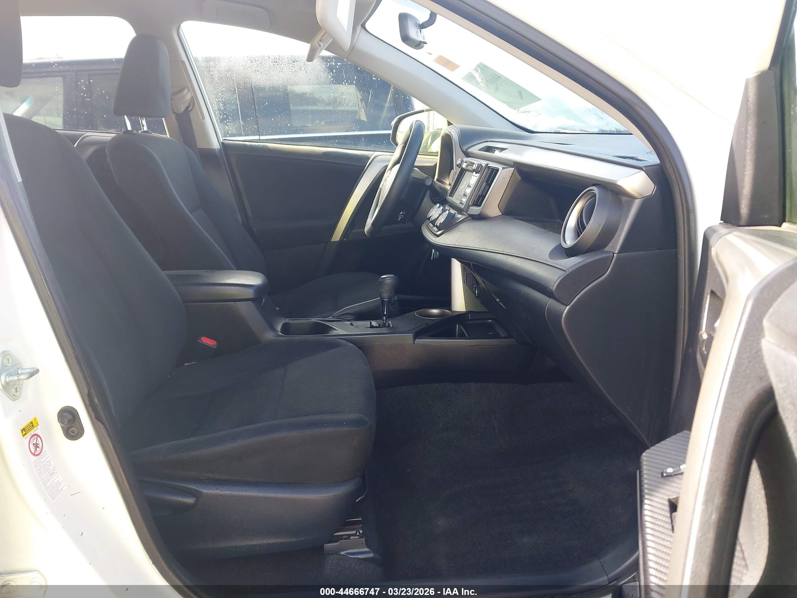 2014 Toyota Rav4 Le White vin: JTMZFREV2EJ018970