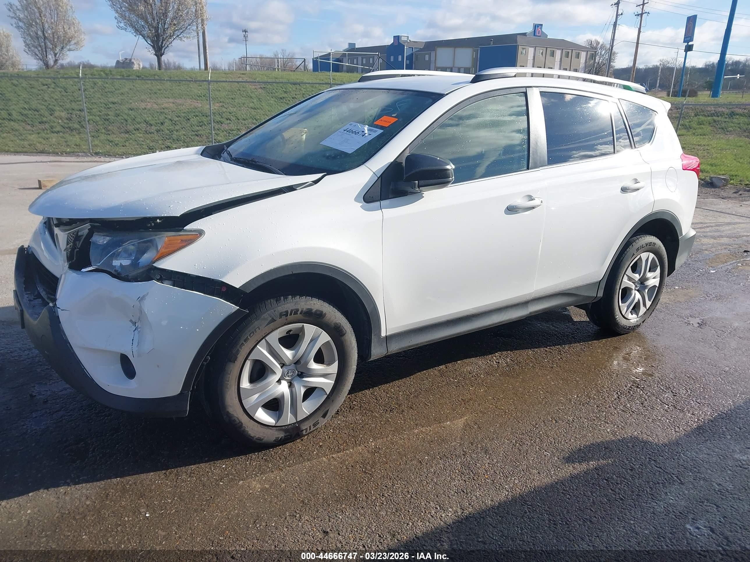 2014 Toyota Rav4 Le White vin: JTMZFREV2EJ018970