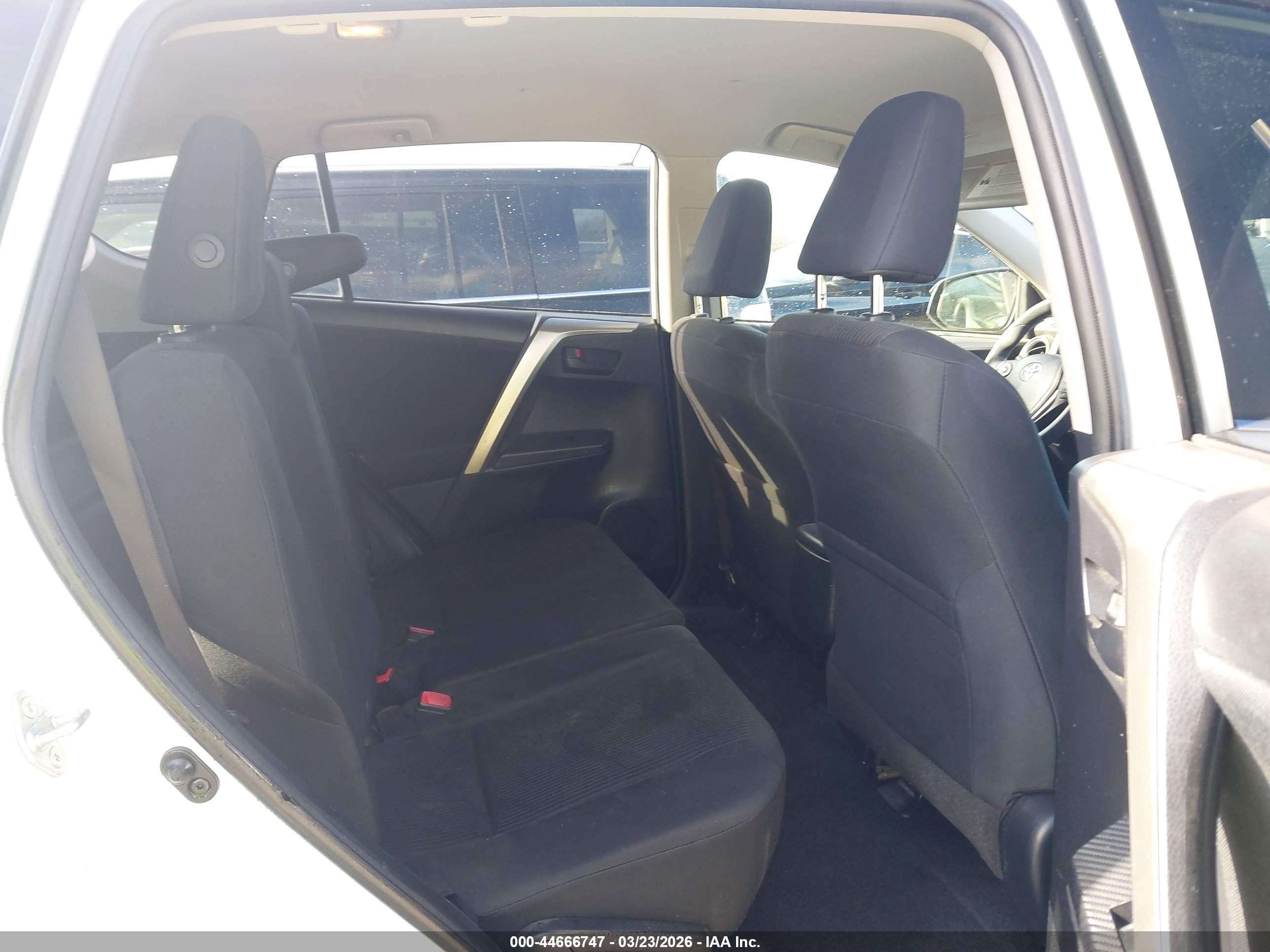 2014 Toyota Rav4 Le White vin: JTMZFREV2EJ018970