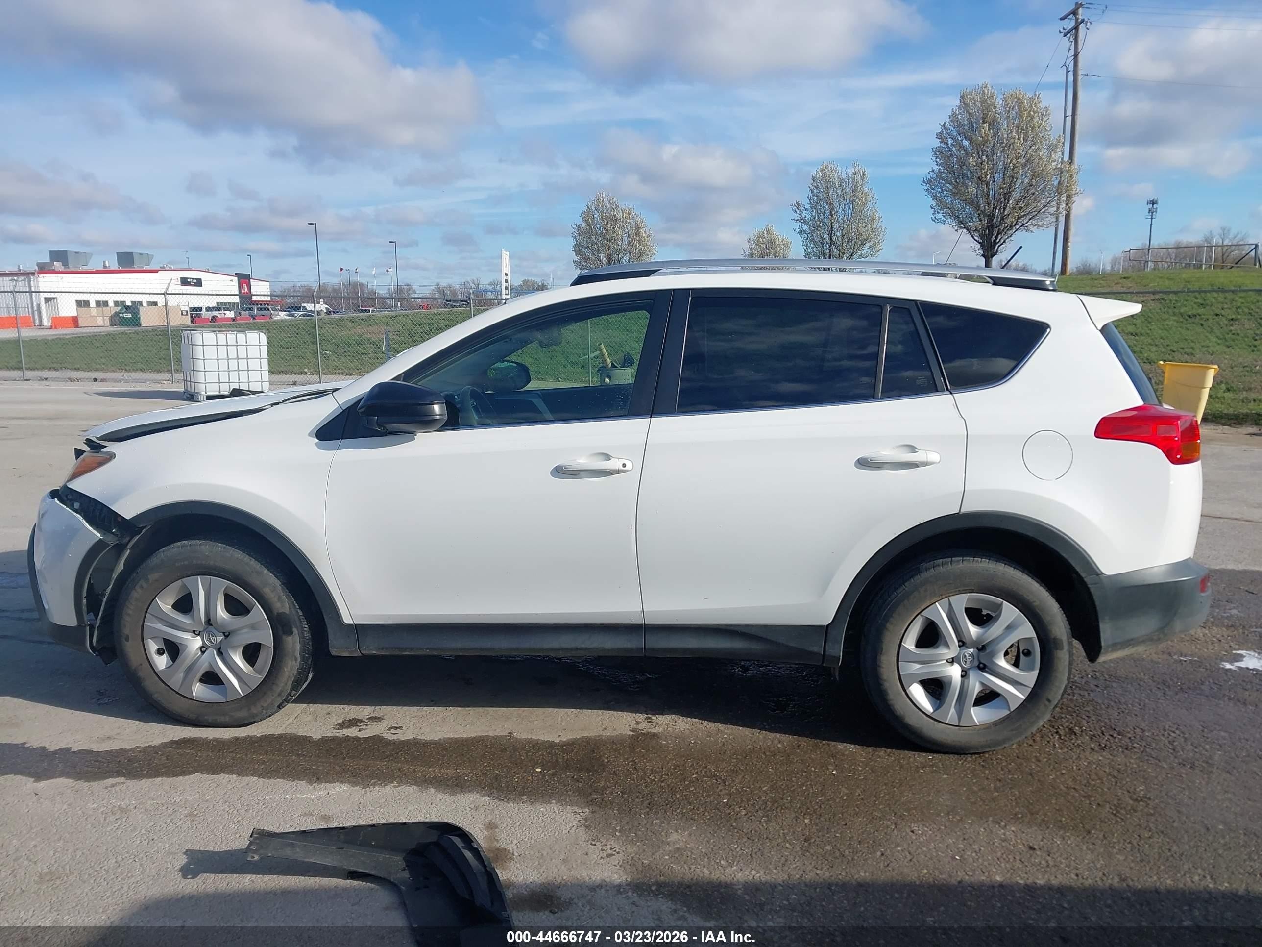 2014 Toyota Rav4 Le White vin: JTMZFREV2EJ018970