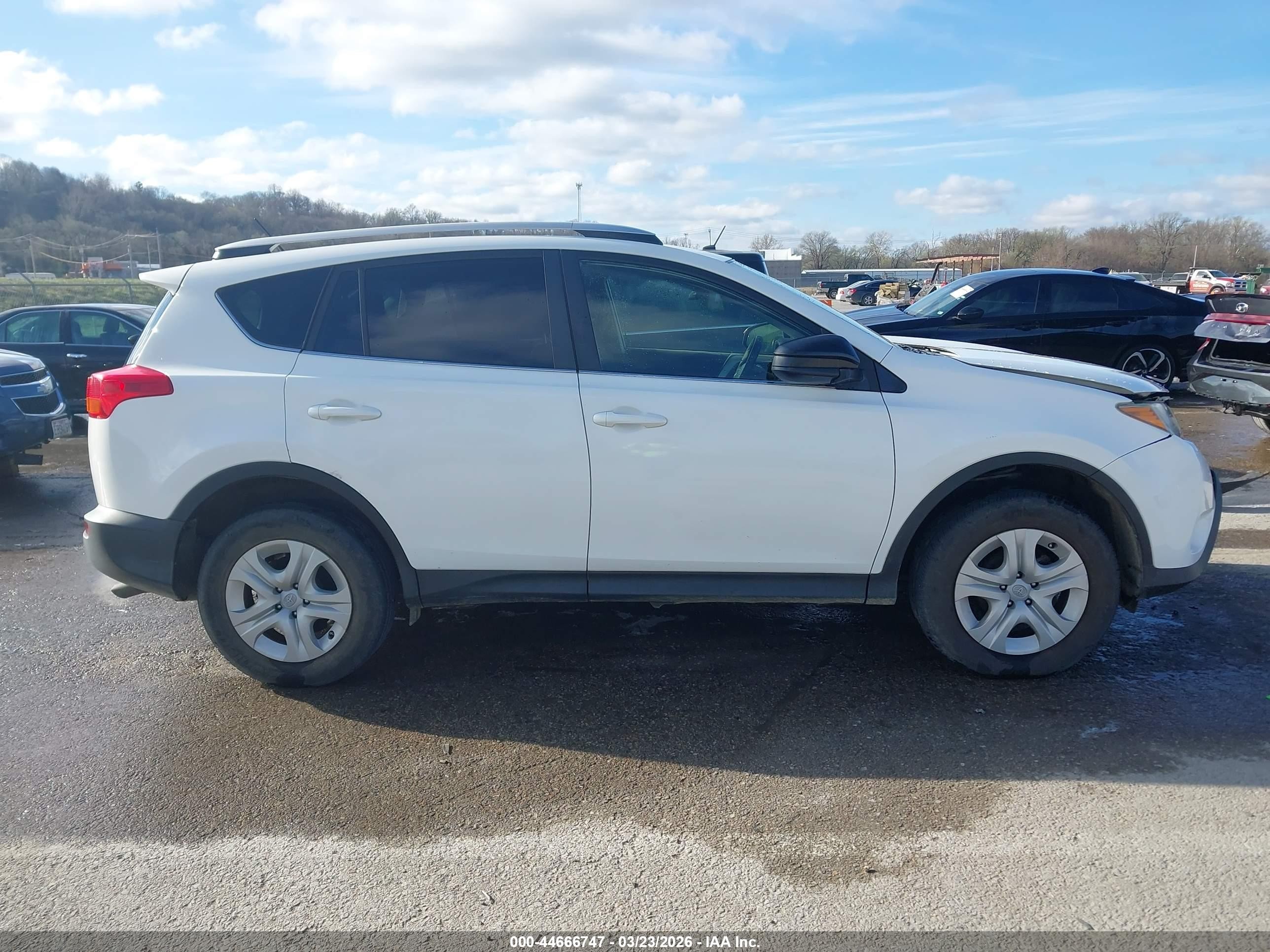 2014 Toyota Rav4 Le White vin: JTMZFREV2EJ018970