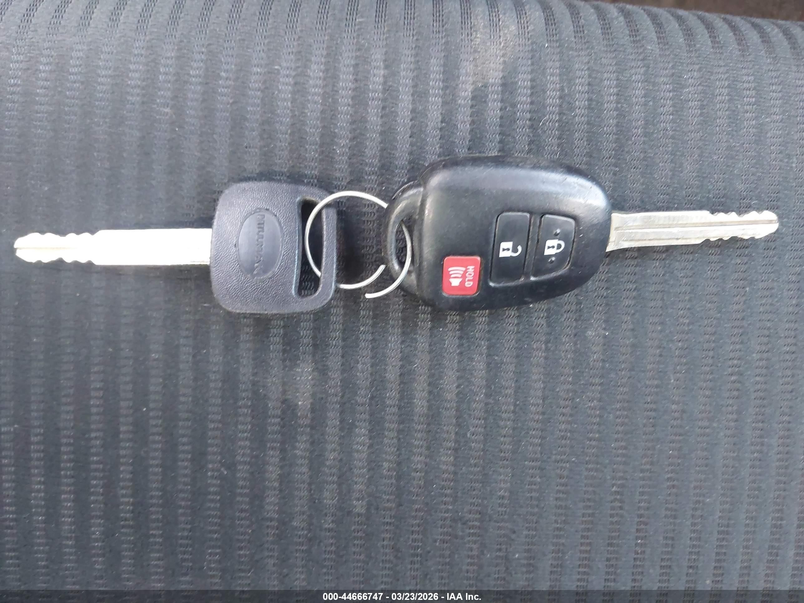 2014 Toyota Rav4 Le White vin: JTMZFREV2EJ018970