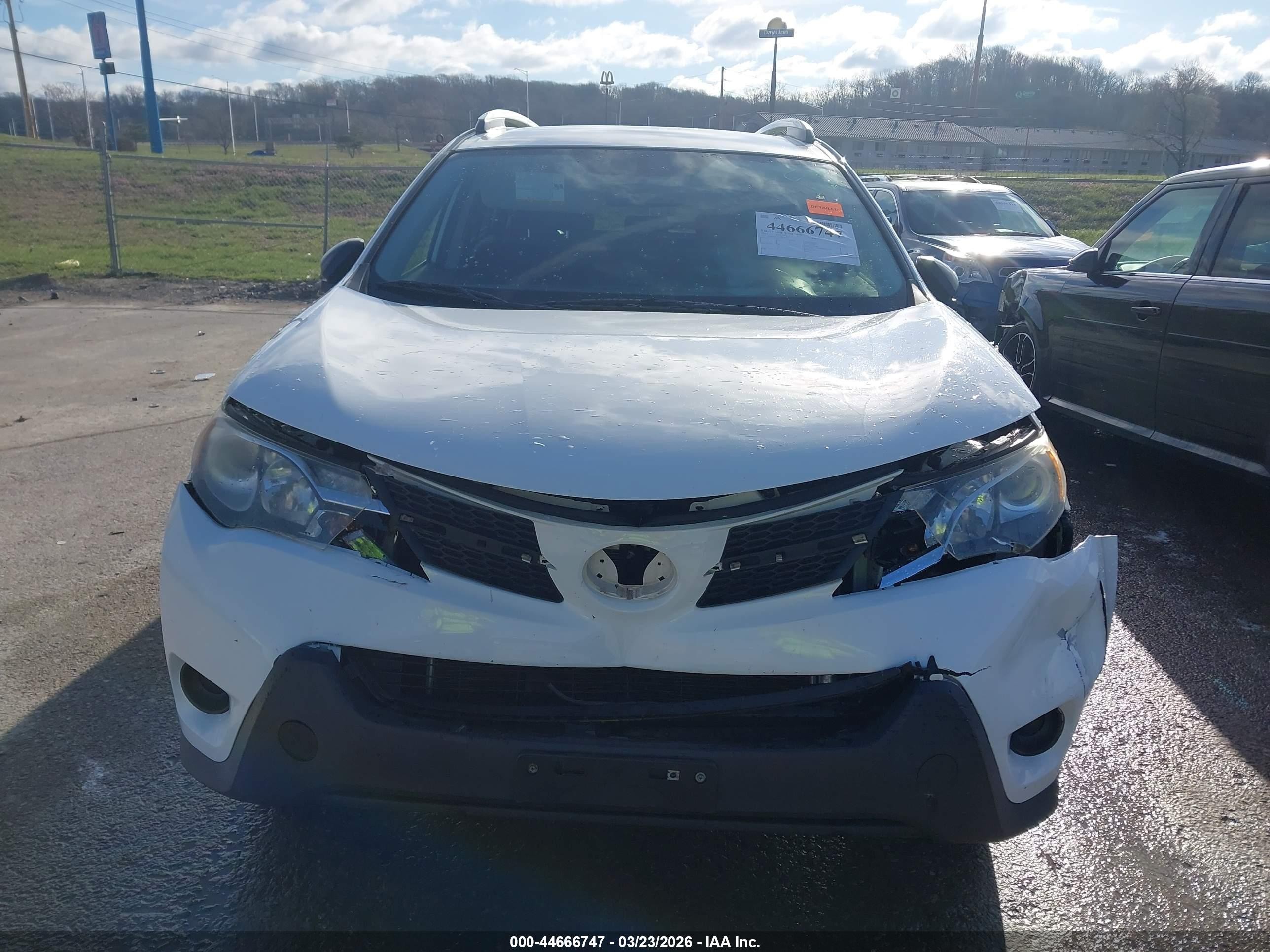 2014 Toyota Rav4 Le White vin: JTMZFREV2EJ018970