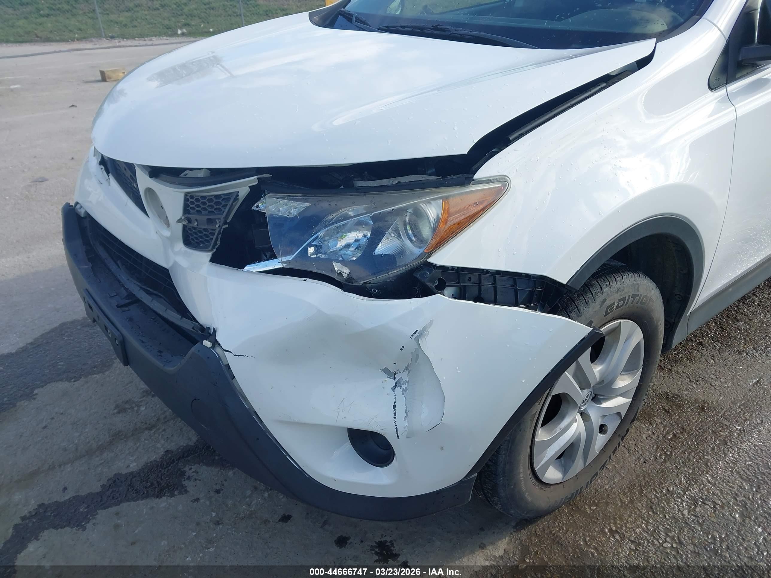 2014 Toyota Rav4 Le White vin: JTMZFREV2EJ018970