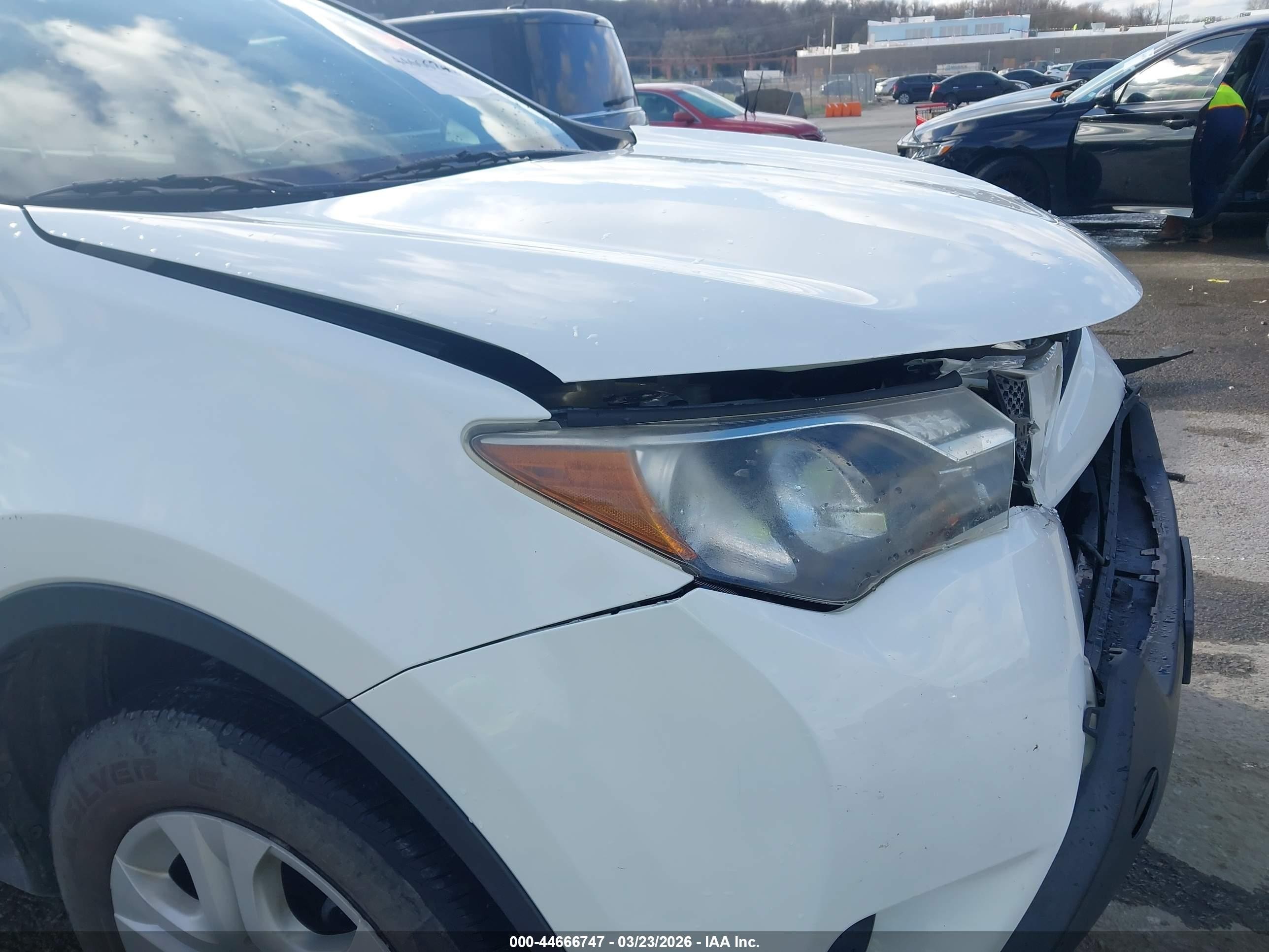 2014 Toyota Rav4 Le White vin: JTMZFREV2EJ018970