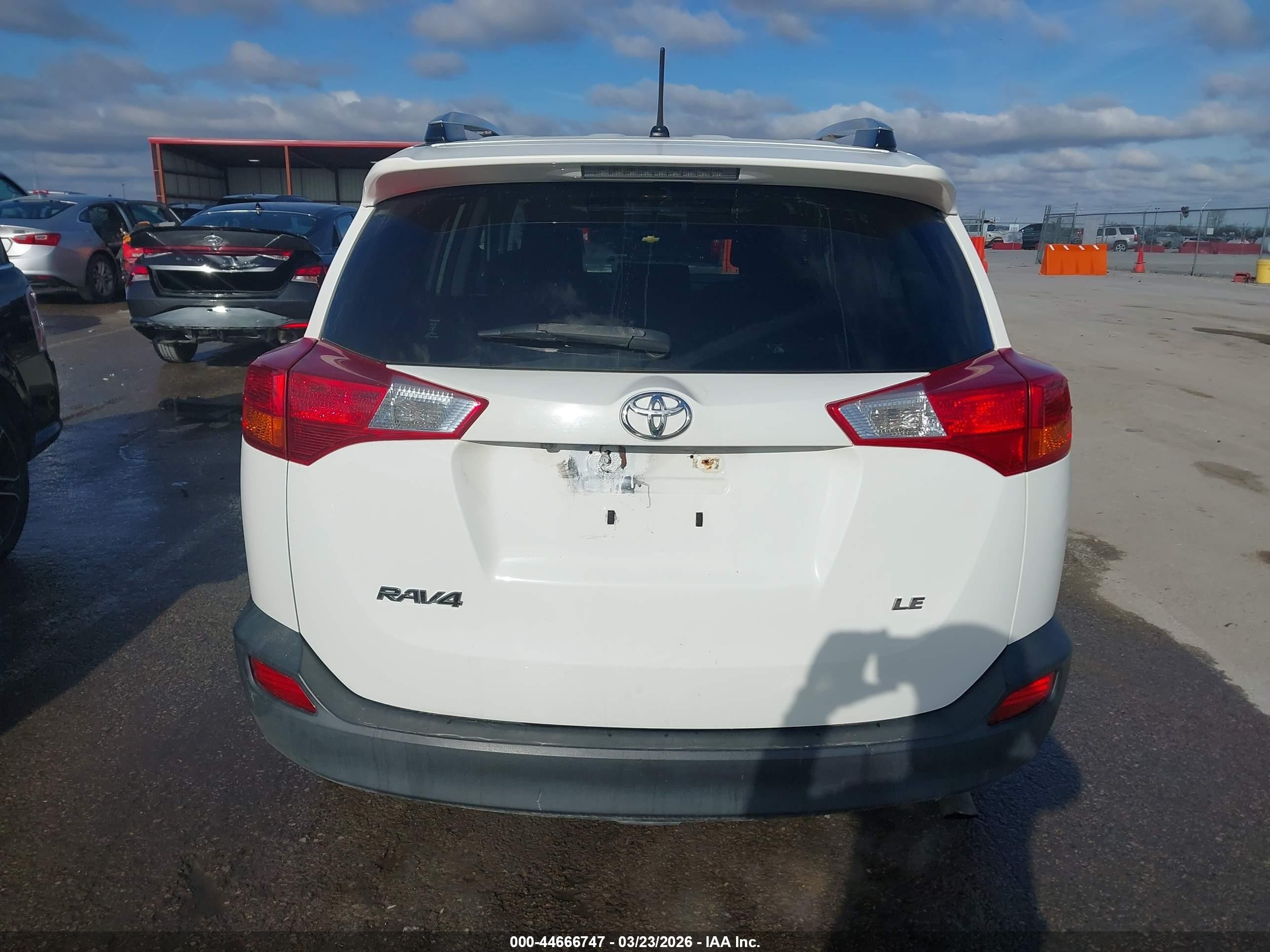 2014 Toyota Rav4 Le White vin: JTMZFREV2EJ018970