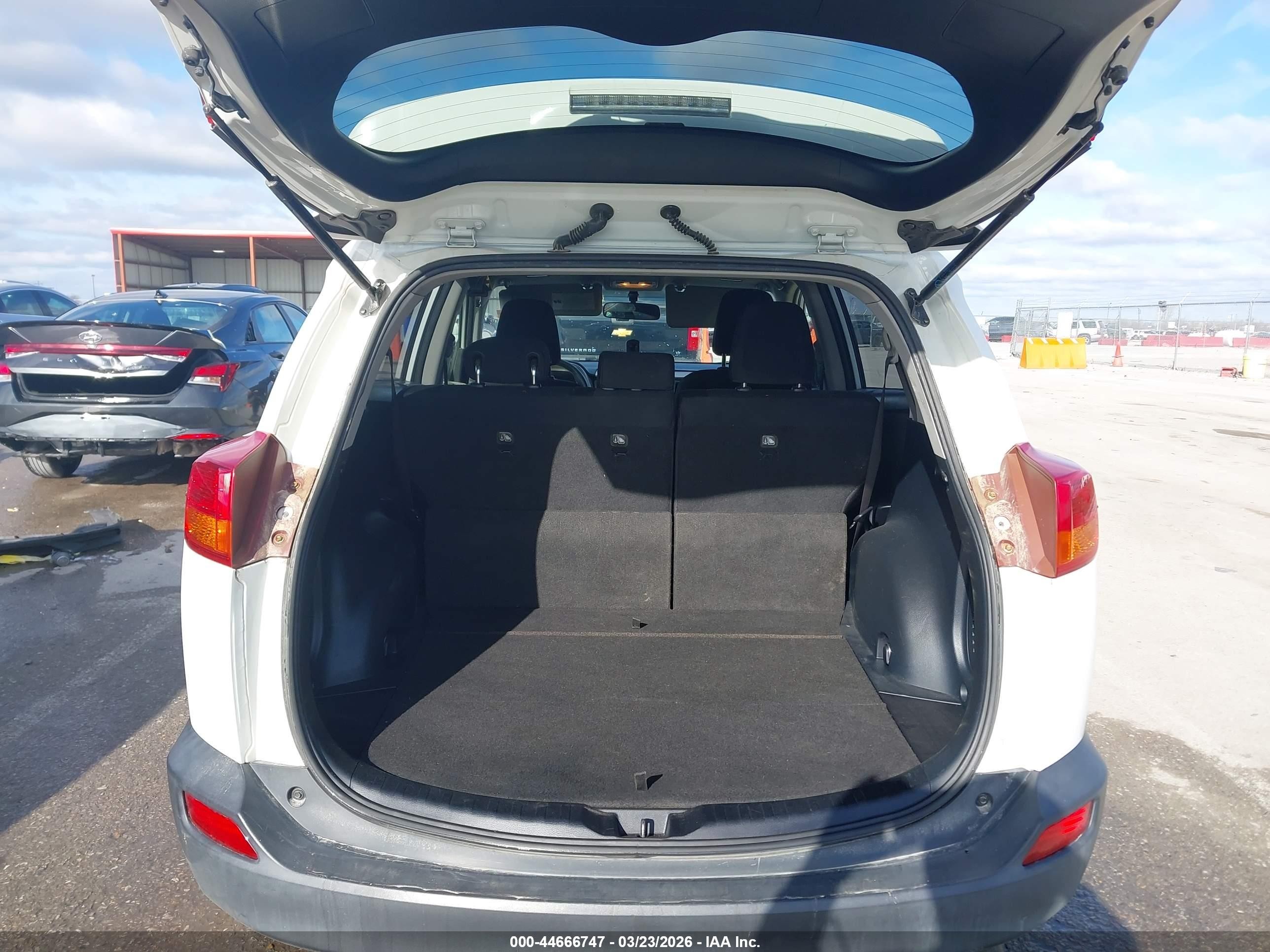 2014 Toyota Rav4 Le White vin: JTMZFREV2EJ018970