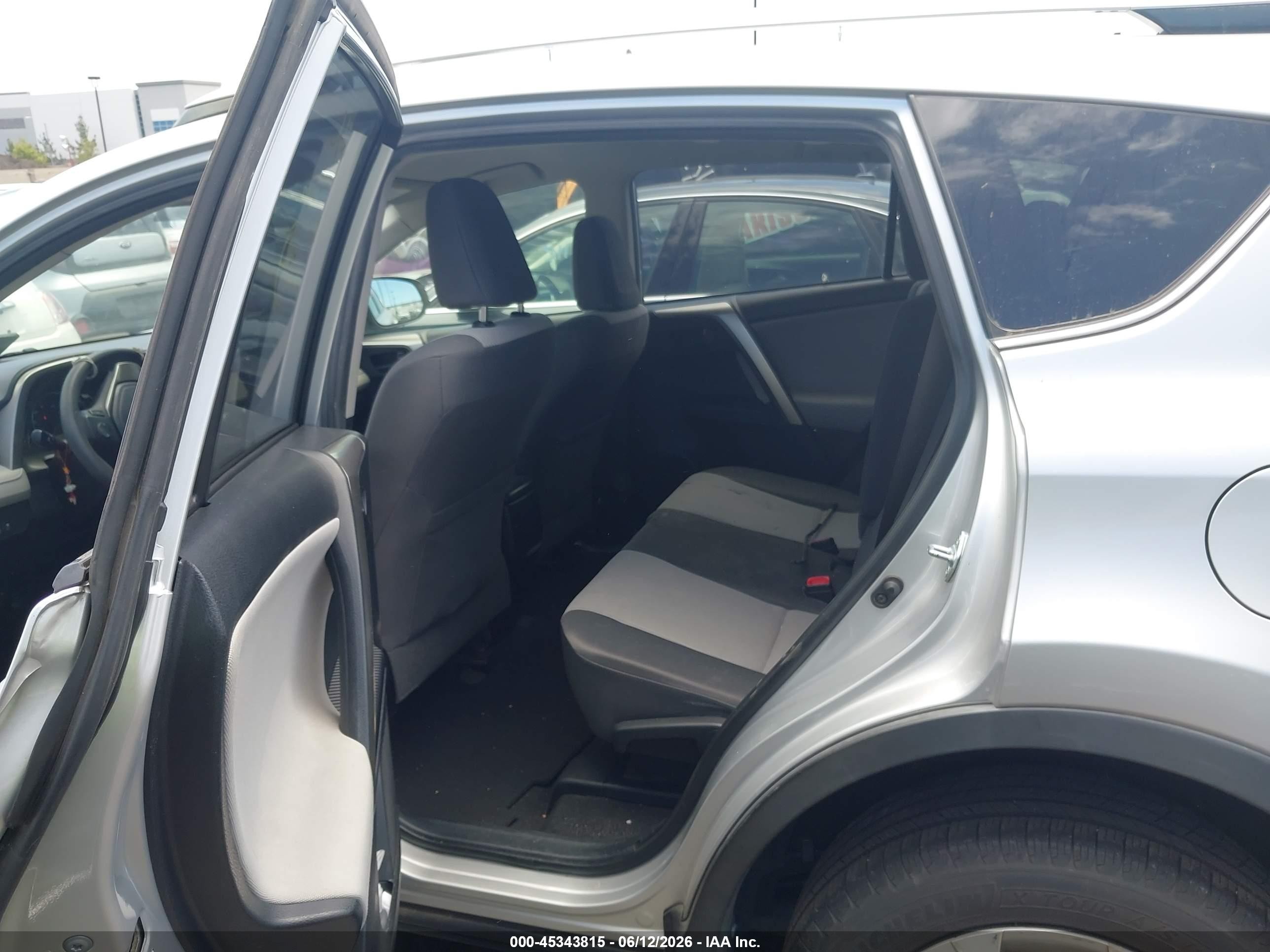 2015 Toyota Rav4 Le Silver vin: JTMZFREV2FD052858