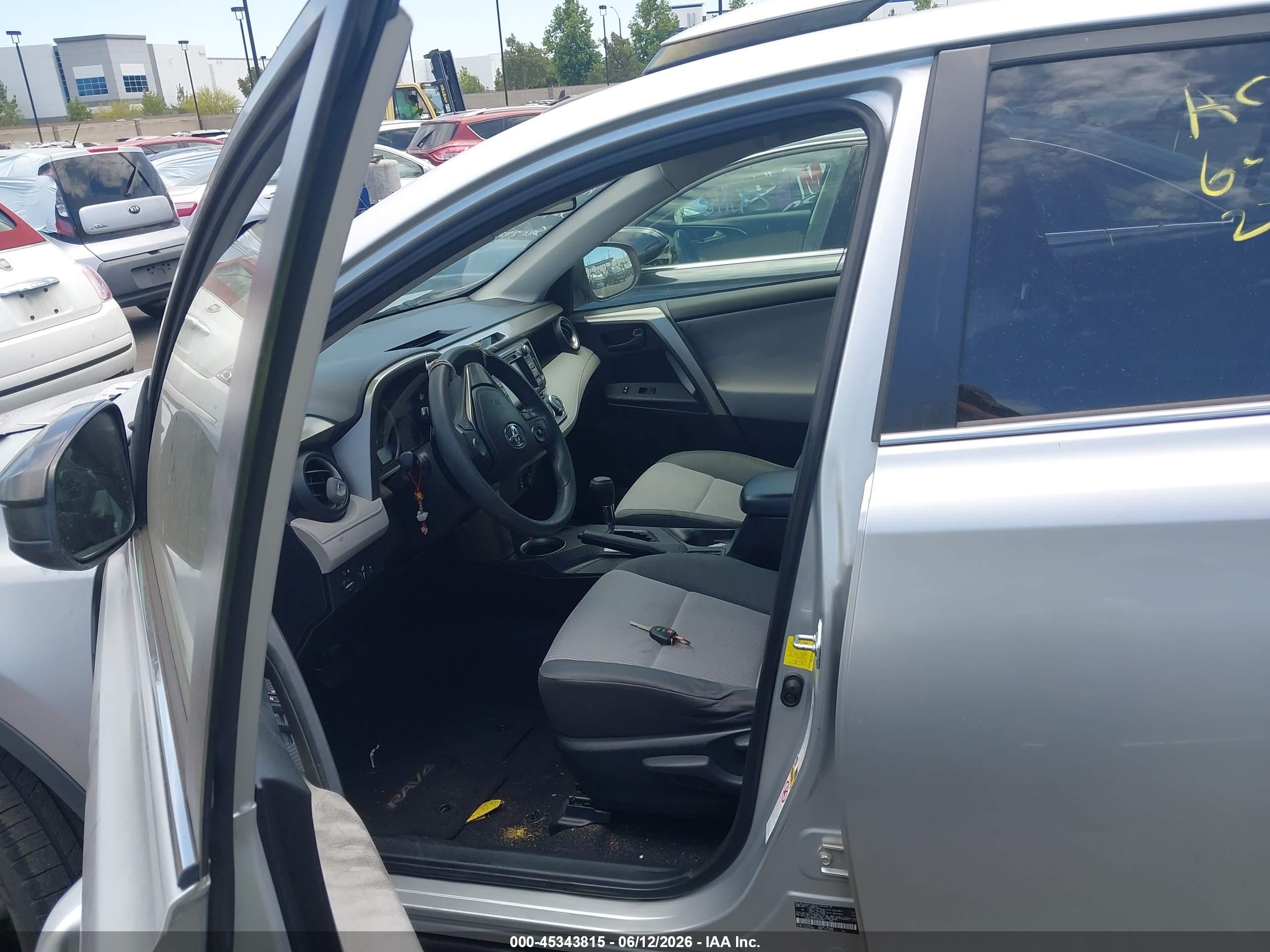 2015 Toyota Rav4 Le Silver vin: JTMZFREV2FD052858