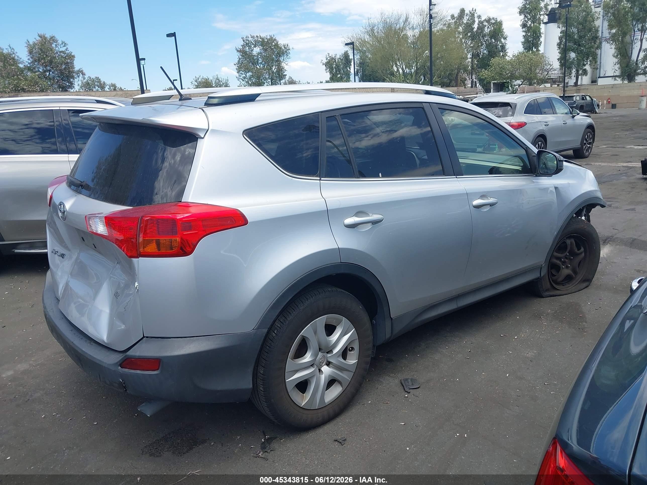 2015 Toyota Rav4 Le Silver vin: JTMZFREV2FD052858