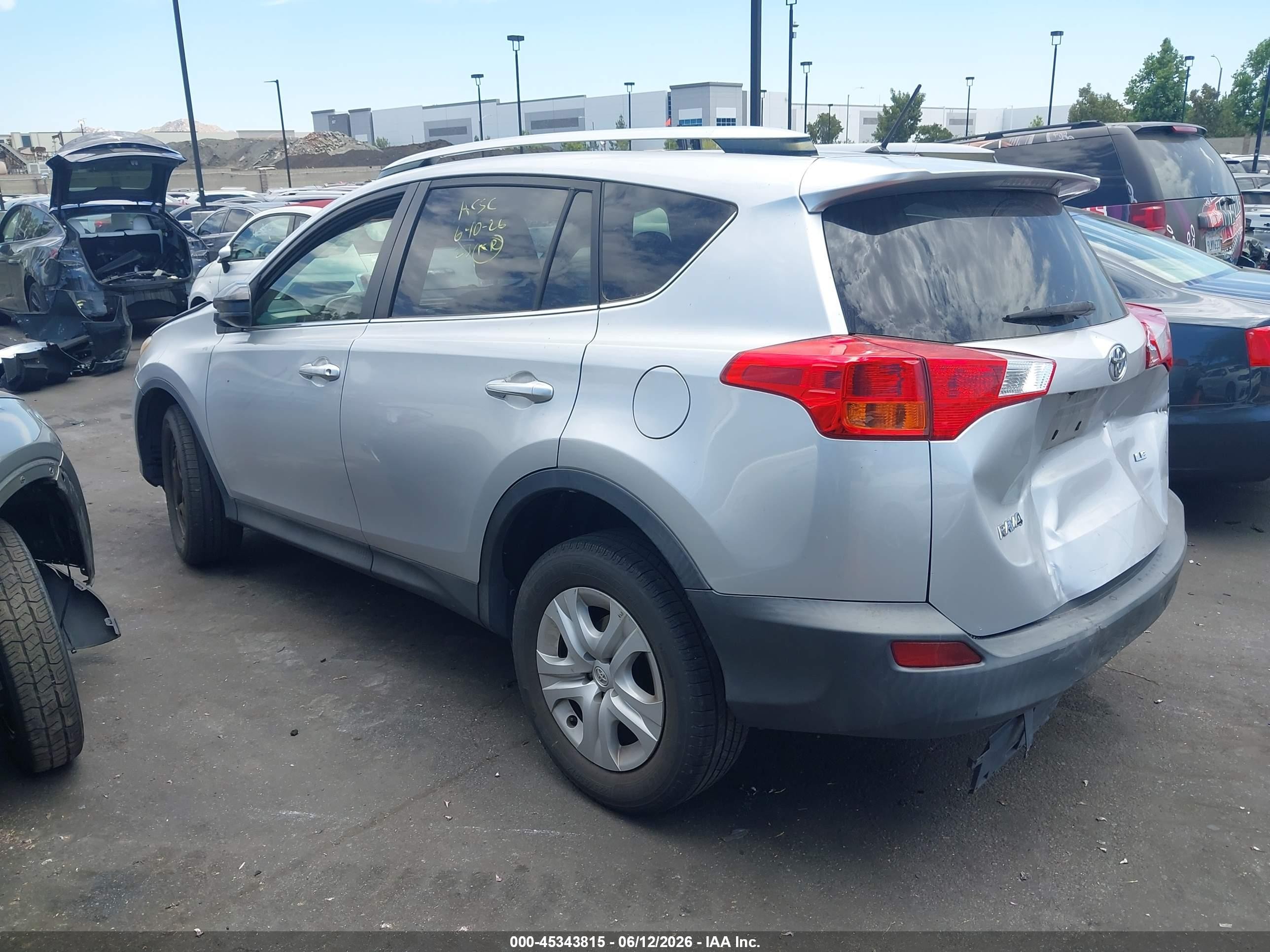2015 Toyota Rav4 Le Silver vin: JTMZFREV2FD052858