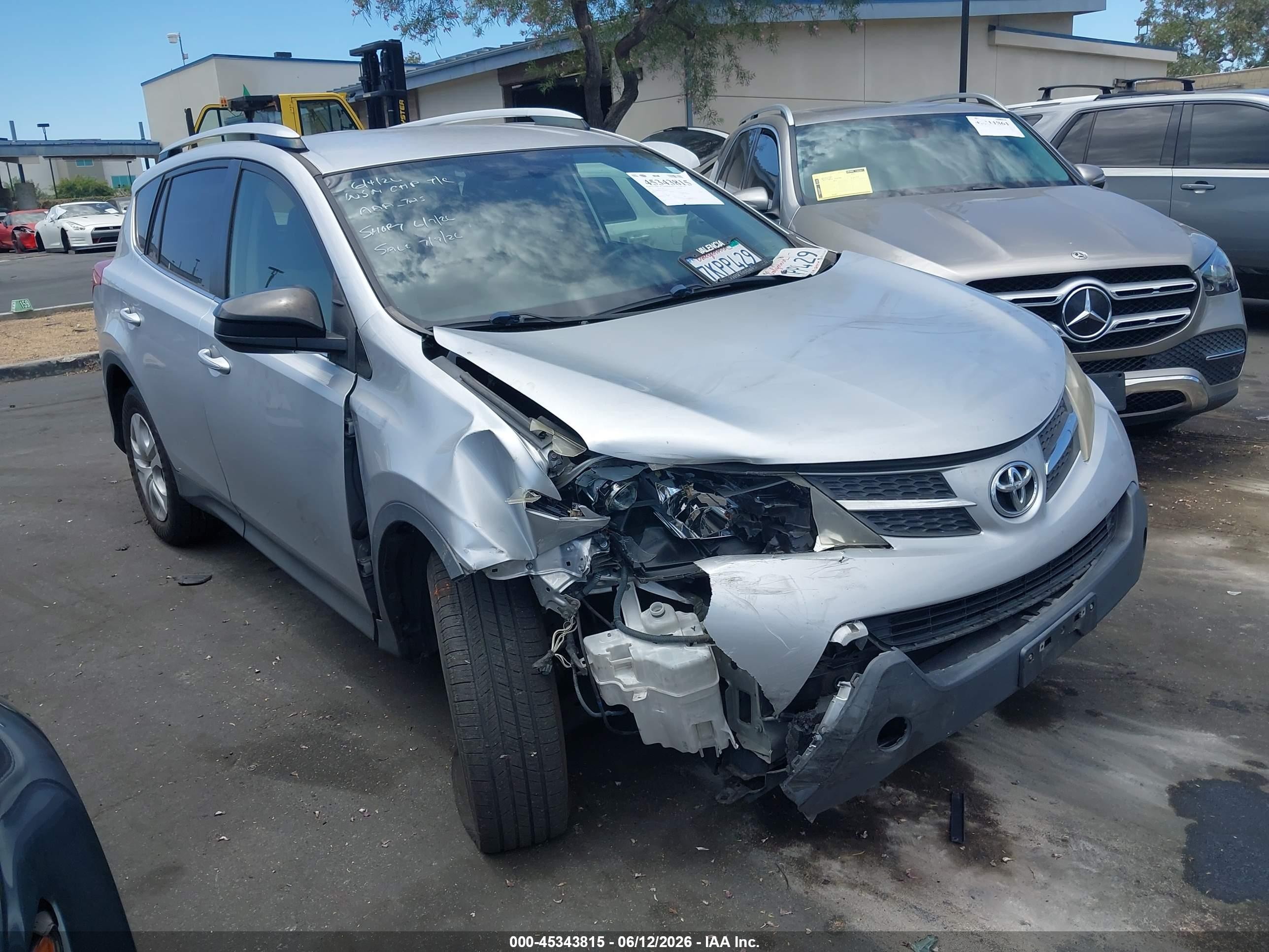 2015 Toyota Rav4 Le Silver vin: JTMZFREV2FD052858