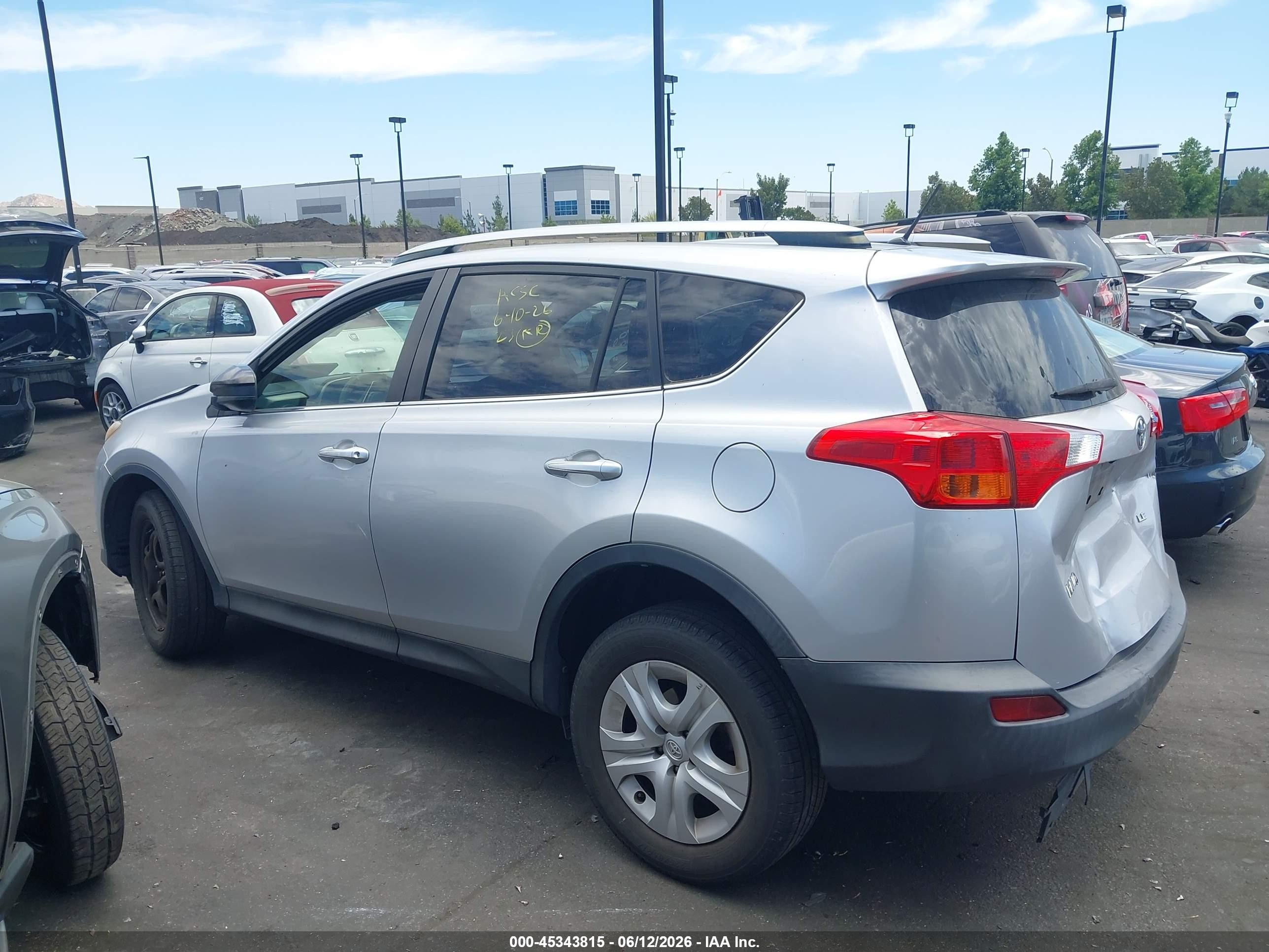 2015 Toyota Rav4 Le Silver vin: JTMZFREV2FD052858
