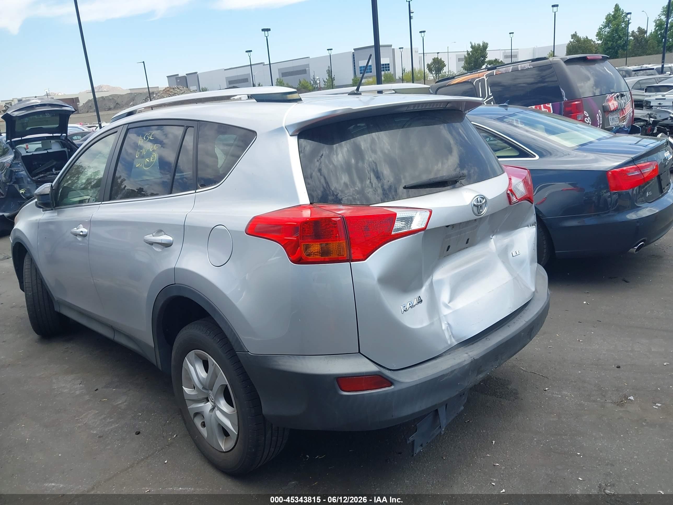 2015 Toyota Rav4 Le Silver vin: JTMZFREV2FD052858