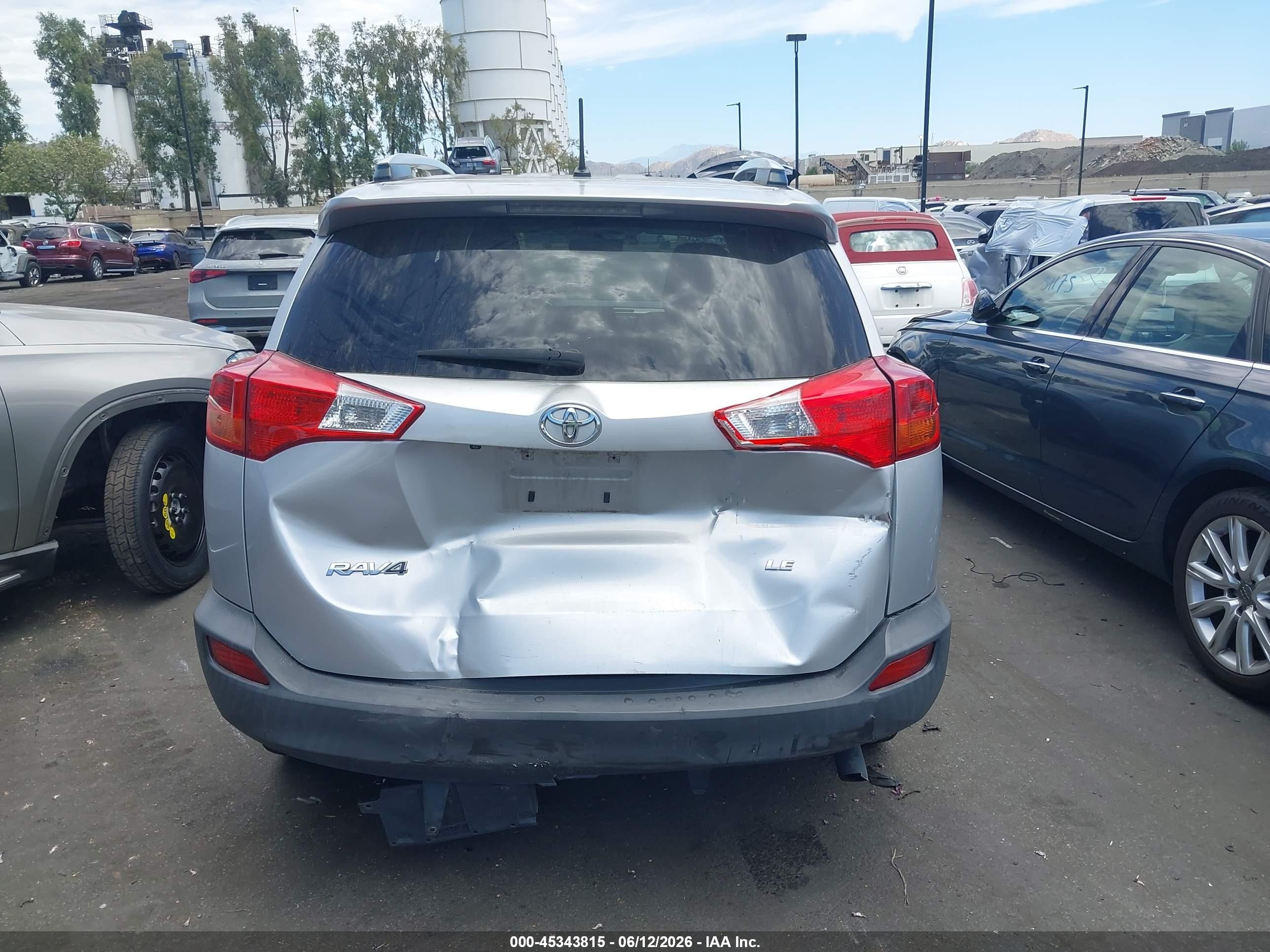 2015 Toyota Rav4 Le Silver vin: JTMZFREV2FD052858