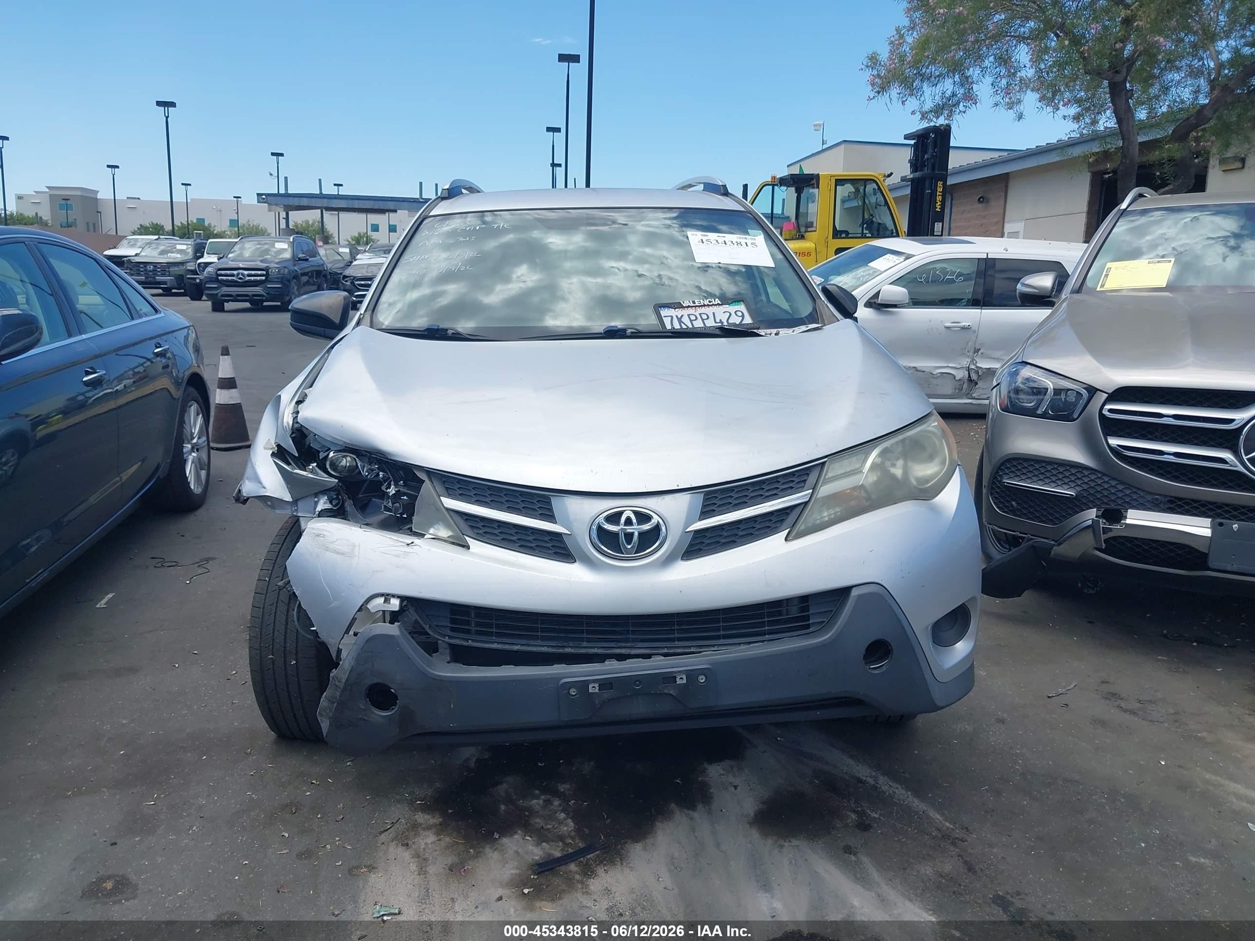 2015 Toyota Rav4 Le Silver vin: JTMZFREV2FD052858