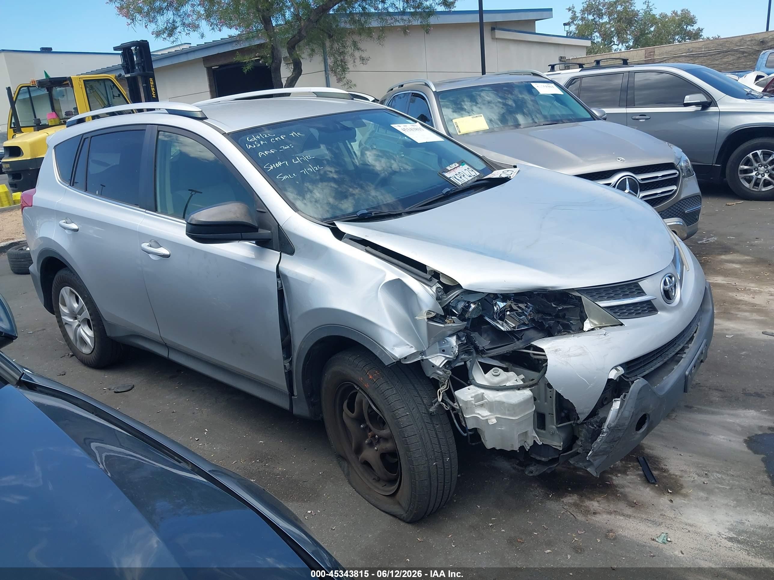 2015 Toyota Rav4 Le Silver vin: JTMZFREV2FD052858
