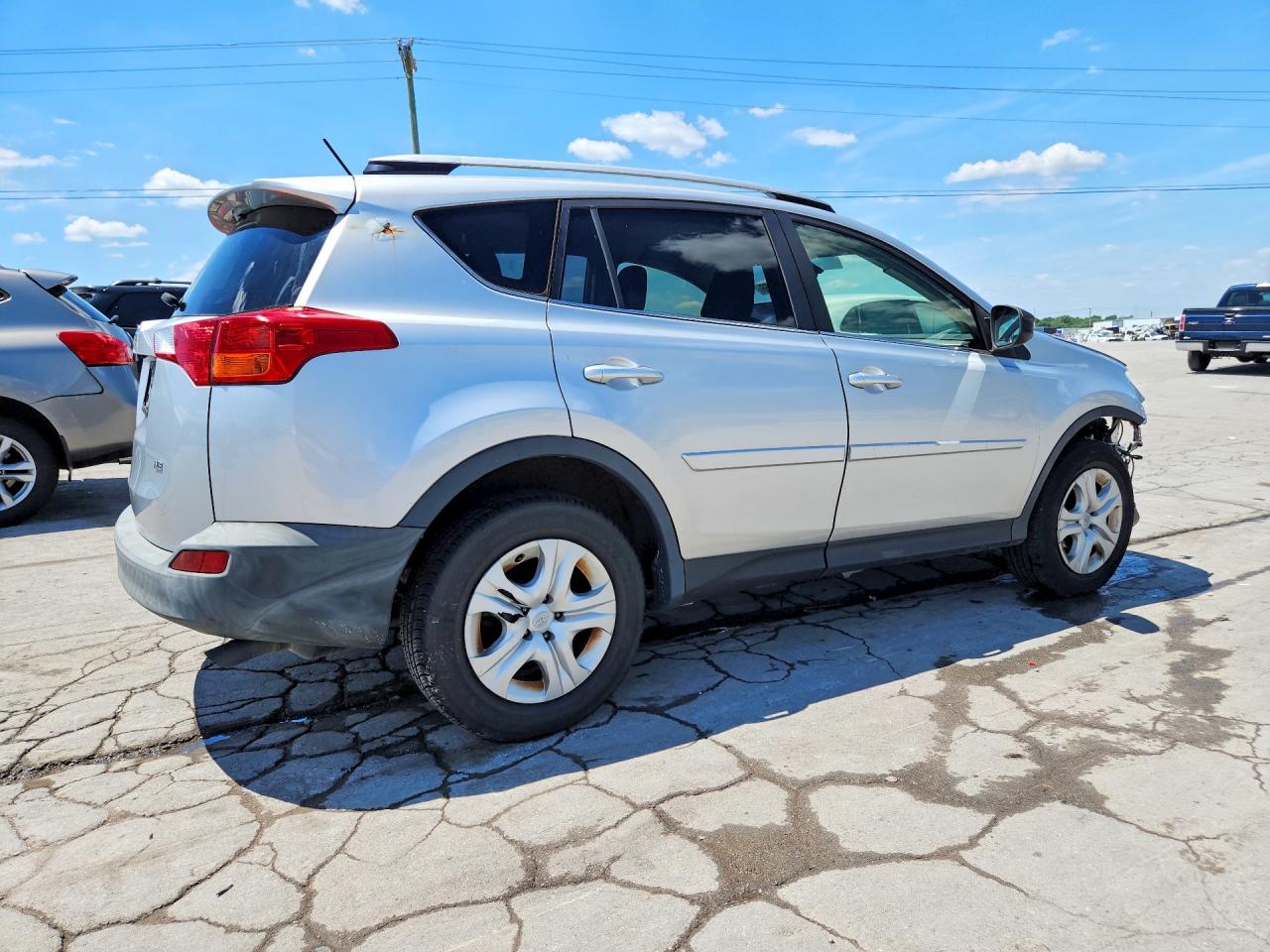 2015 Toyota Rav4 Le Silver vin: JTMZFREV2FD077436