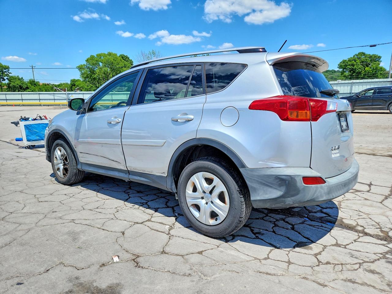 2015 Toyota Rav4 Le Silver vin: JTMZFREV2FD077436