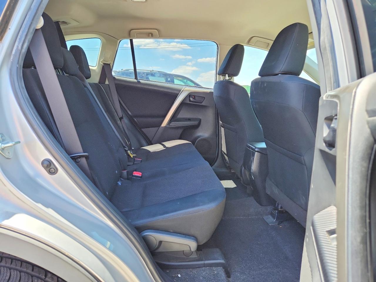 2015 Toyota Rav4 Le Silver vin: JTMZFREV2FD077436