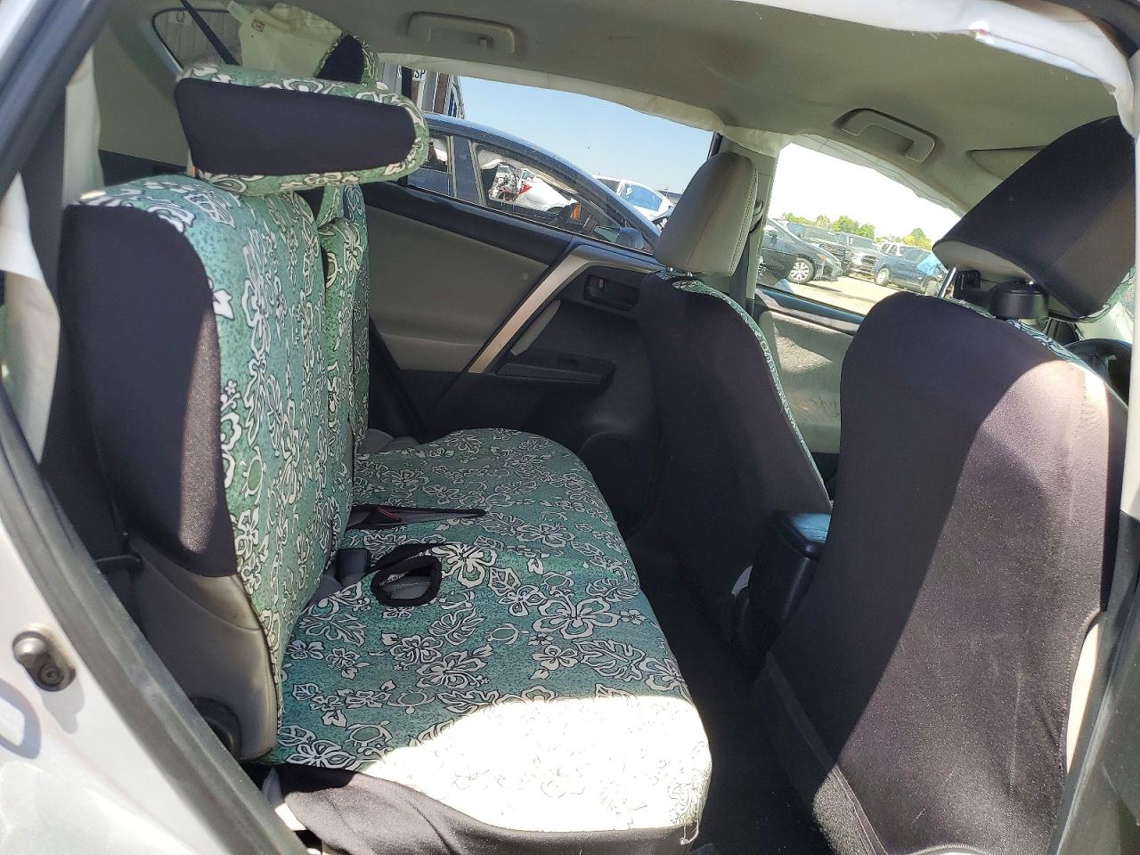 2015 Toyota Rav4 Le Silver vin: JTMZFREV2FD079252