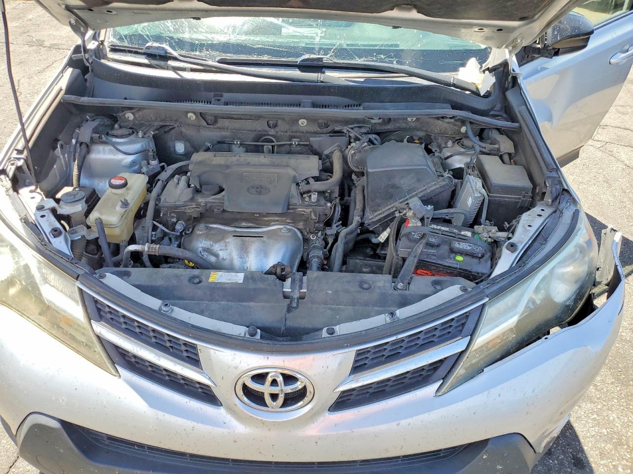 2015 Toyota Rav4 Le Silver vin: JTMZFREV2FD079252