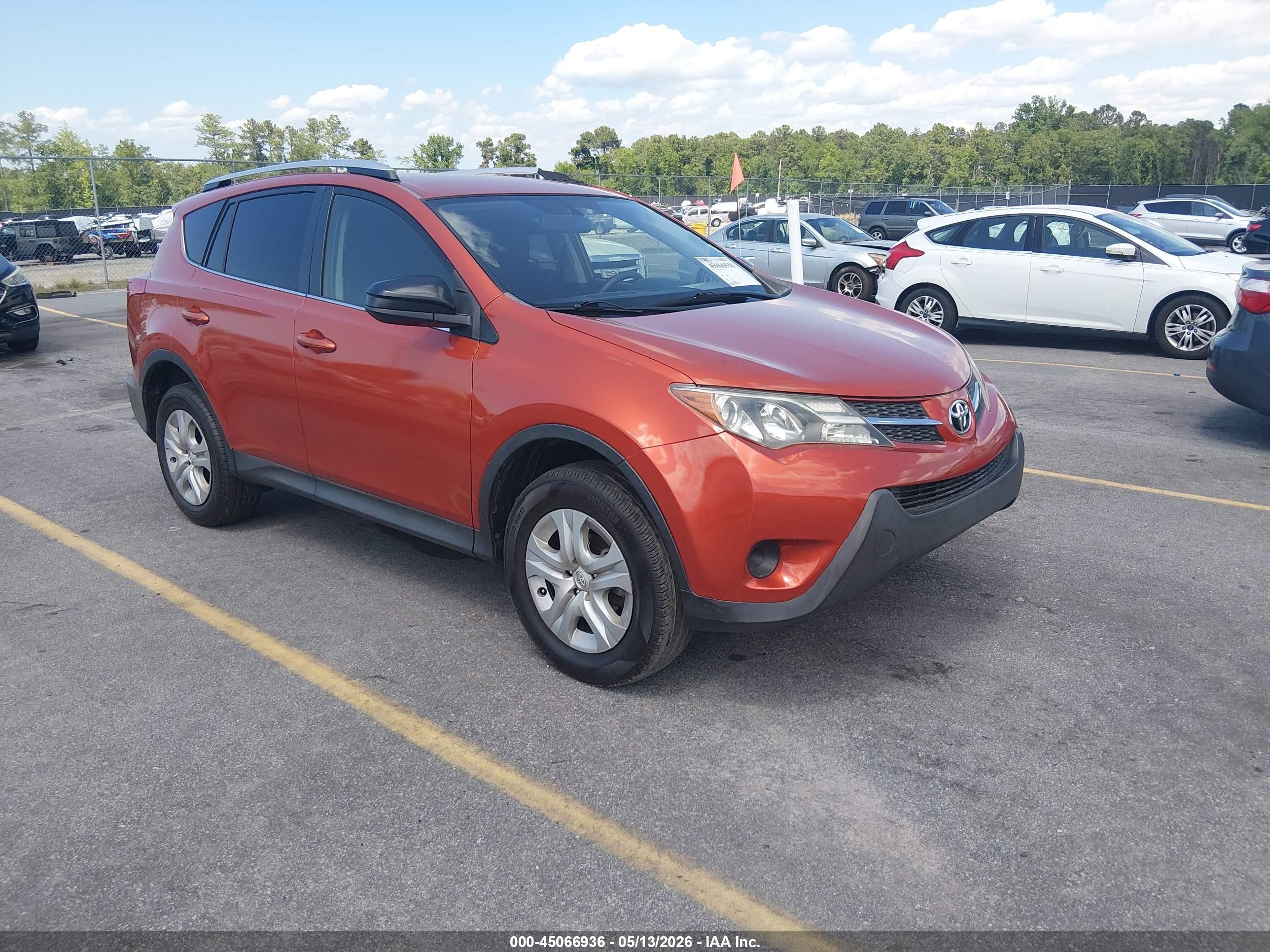 2015 Toyota Rav4 Le Orange vin: JTMZFREV2FJ034684