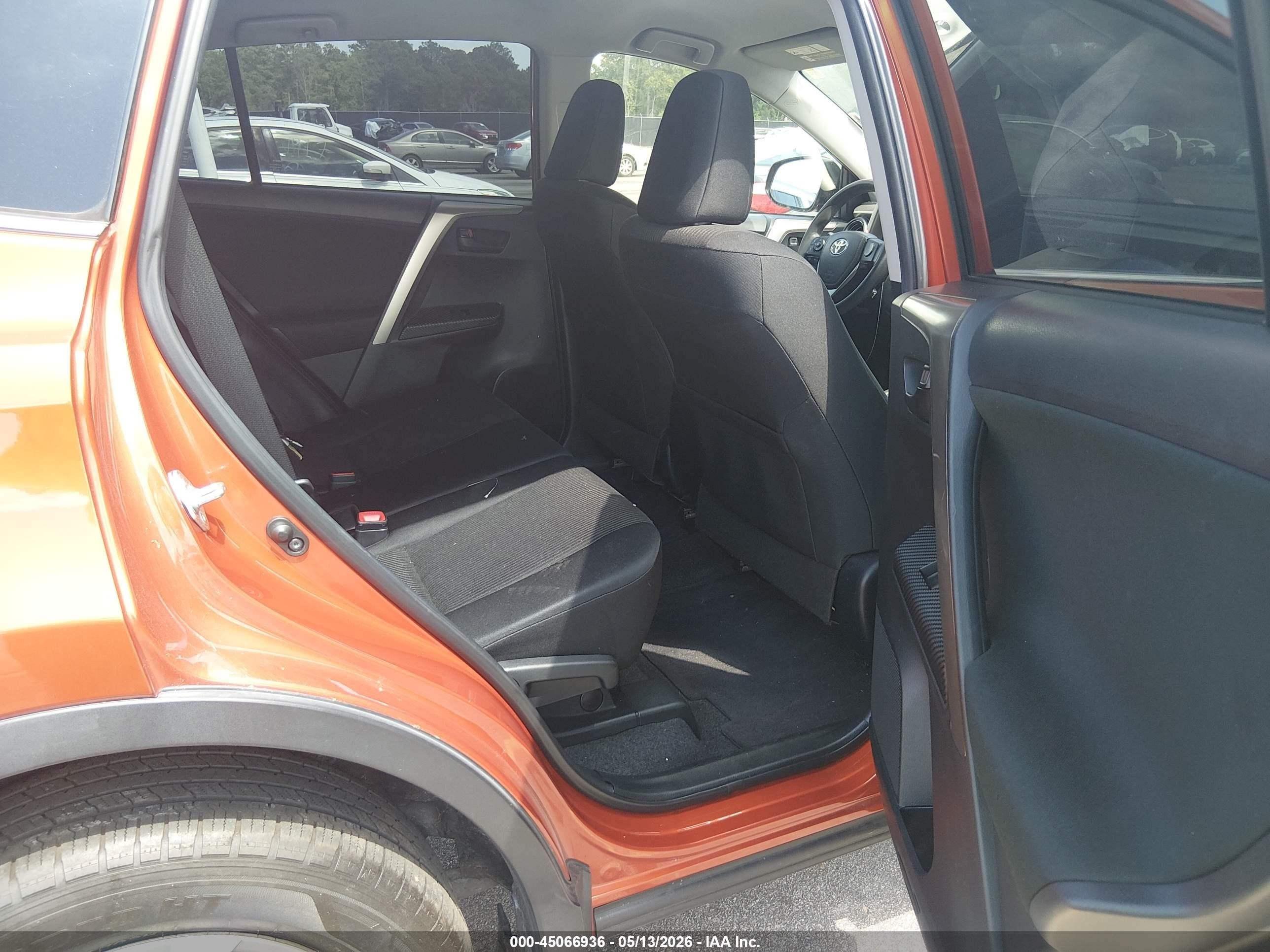 2015 Toyota Rav4 Le Orange vin: JTMZFREV2FJ034684